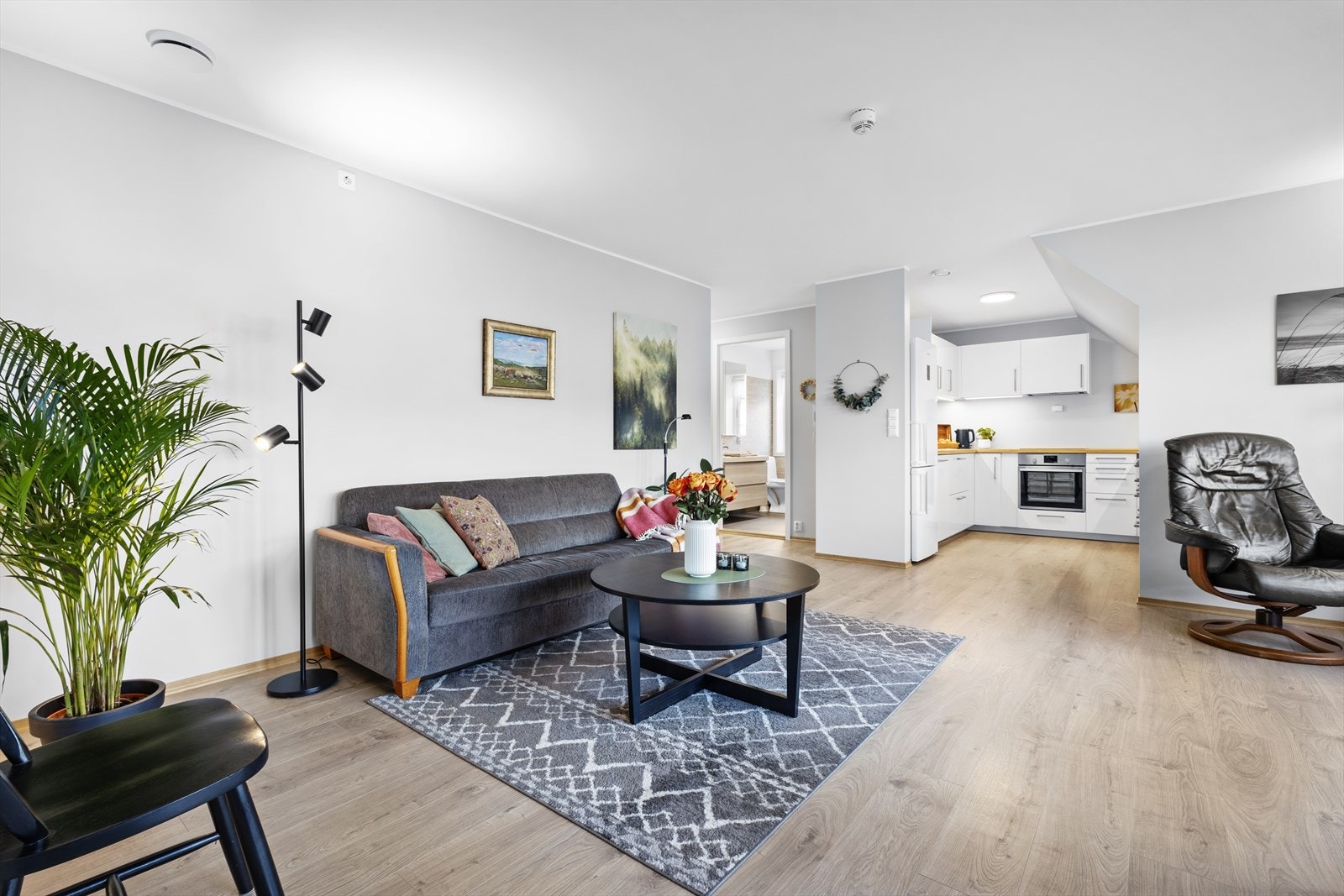 Stuen har en moderne åpen løsning - lyst og trivelig! Galleribilde