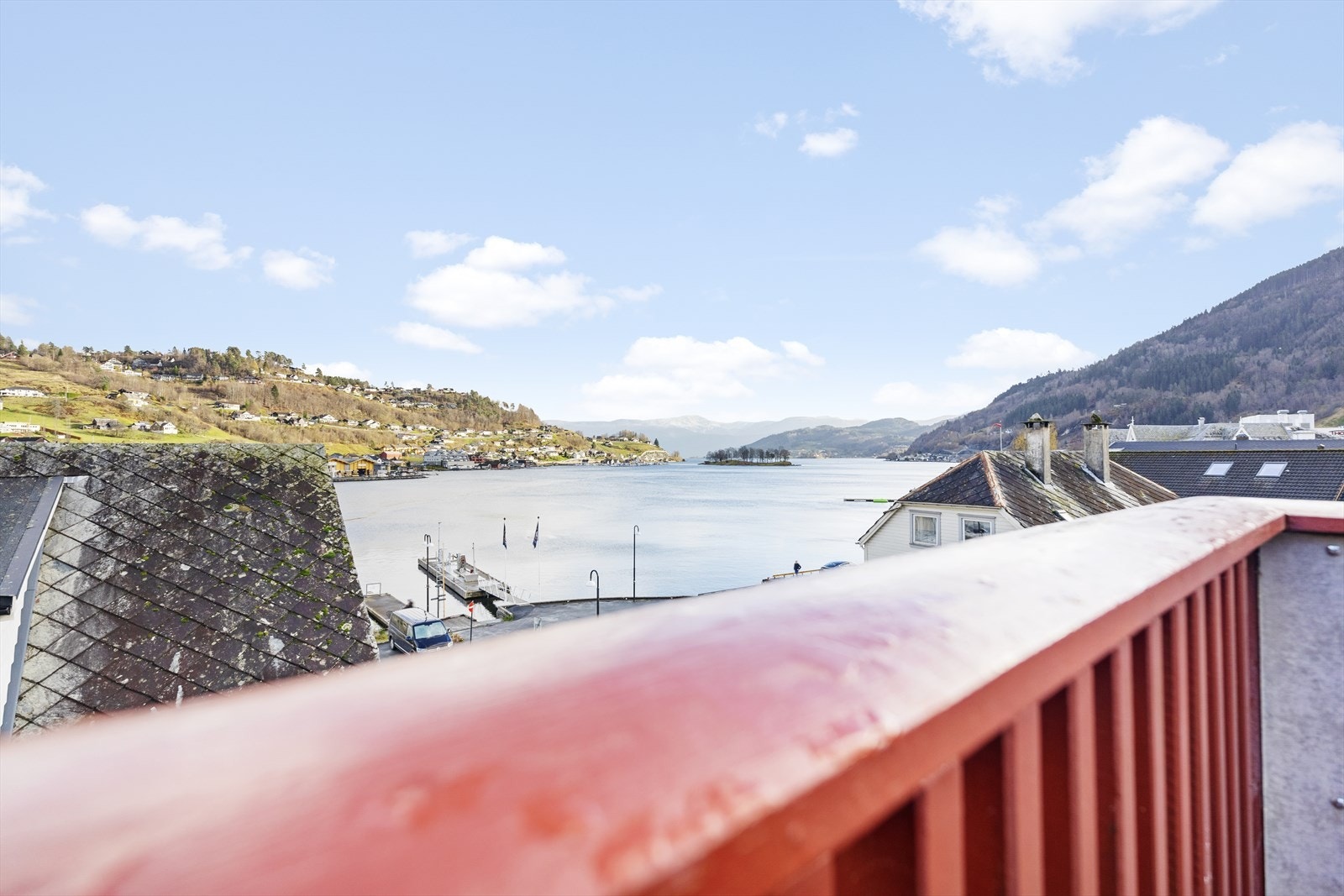 Fra terrassen er det flott utsikt utover fjorden Galleribilde