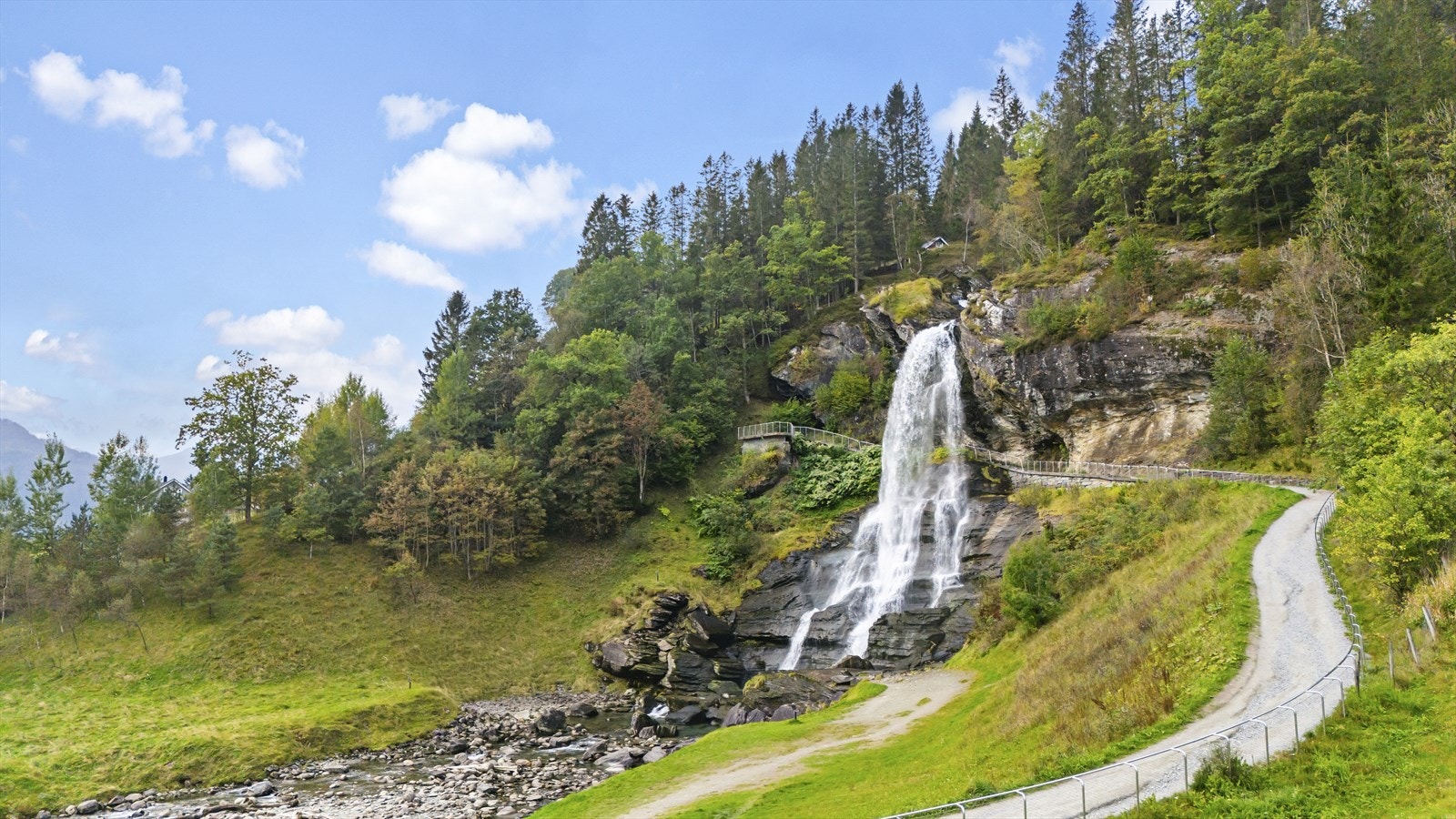 Norheimsund kan by på vakker natur både i fjord og fjell - Her Steinsdalsfossen 3 km unna Galleribilde