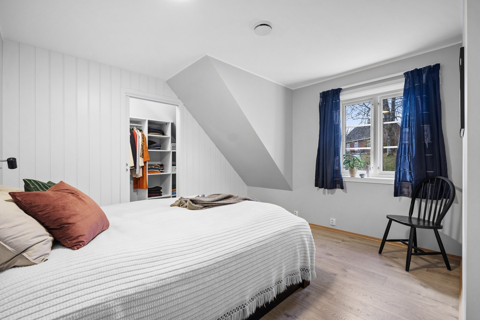 Begge soverommene har lydisolerte vinduer hvor man kan sove i fred fra trafikken Galleribilde