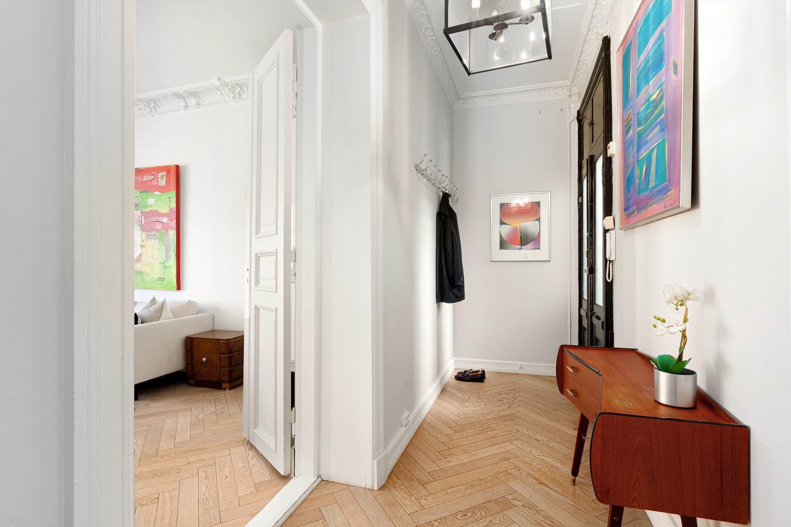 Lys entrè med god plass til å henge fra seg yttertøy og sette fra seg sko Galleribilde