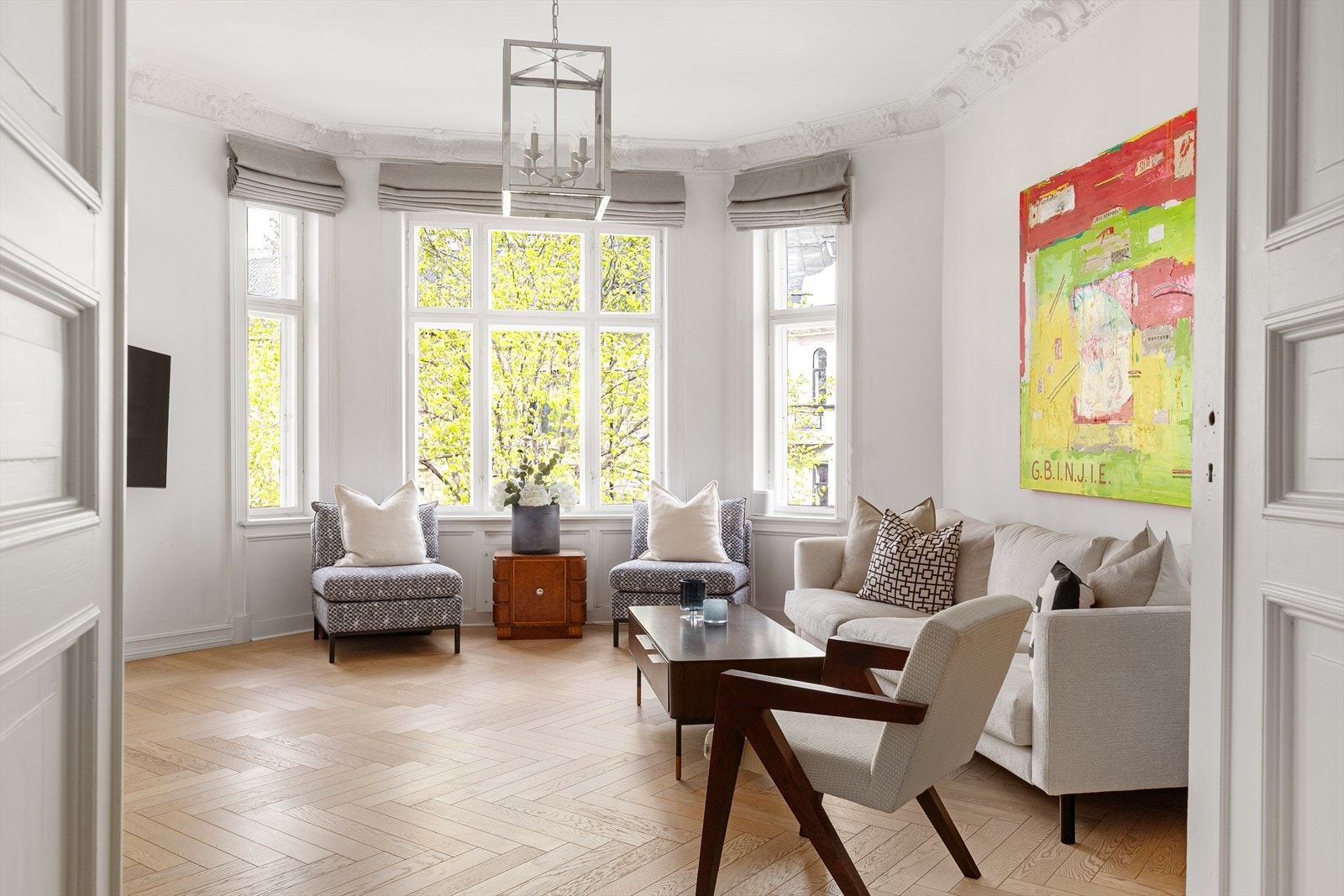 Boligen har bevart de originale detaljene som harmonerer godt med de nye og moderne løsningene Galleribilde