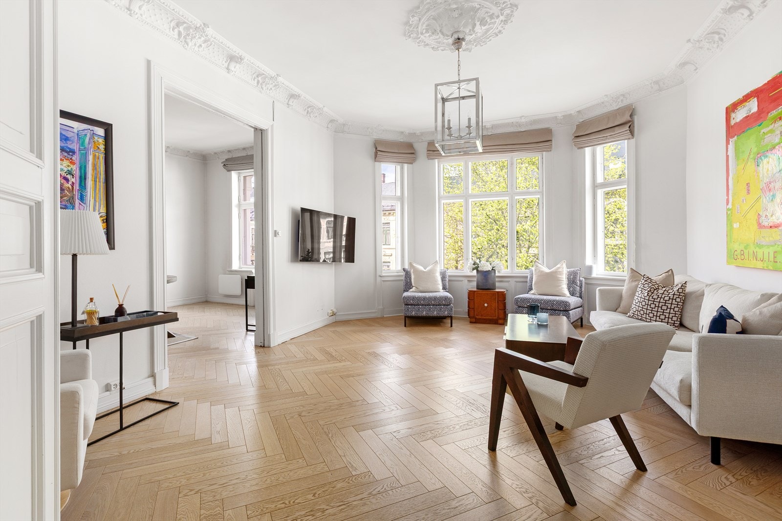 Lys, klassisk og gjennomgående leilighet i 4. etasje Galleribilde