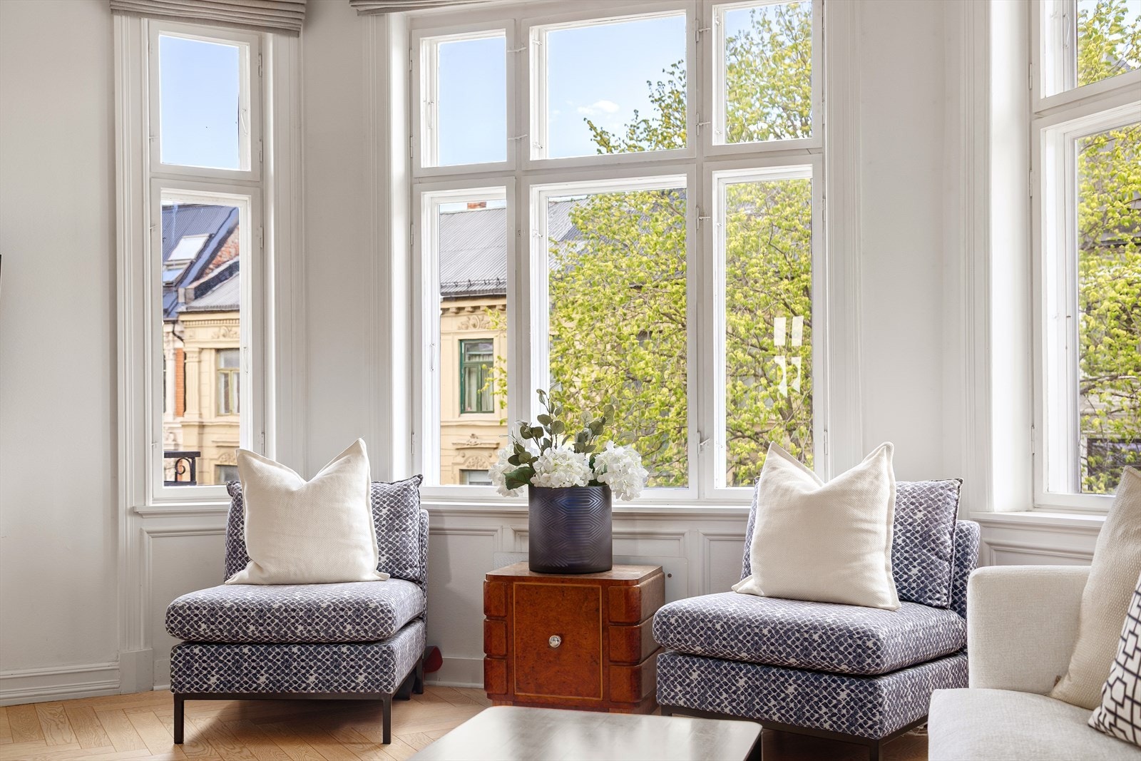 Leiligheten har store og flotte vindusflater som slipper inn godt med lys Galleribilde