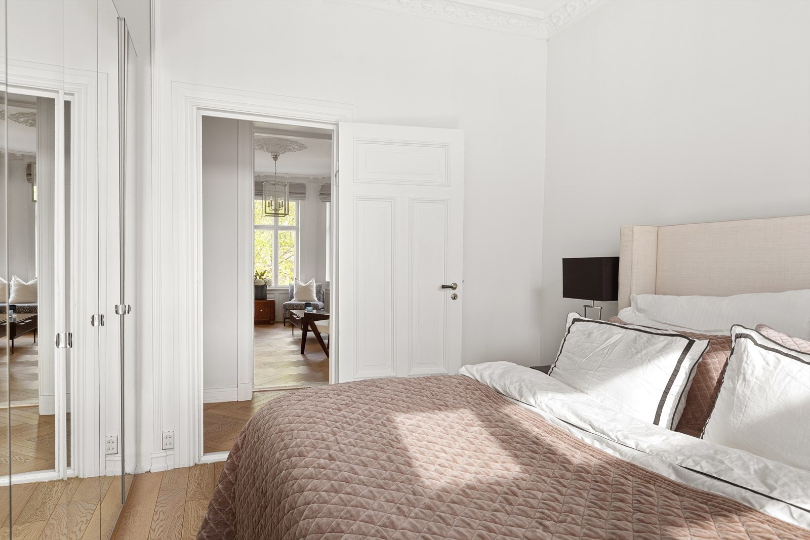 Innbydende soverom med adkomst fra entrè Galleribilde