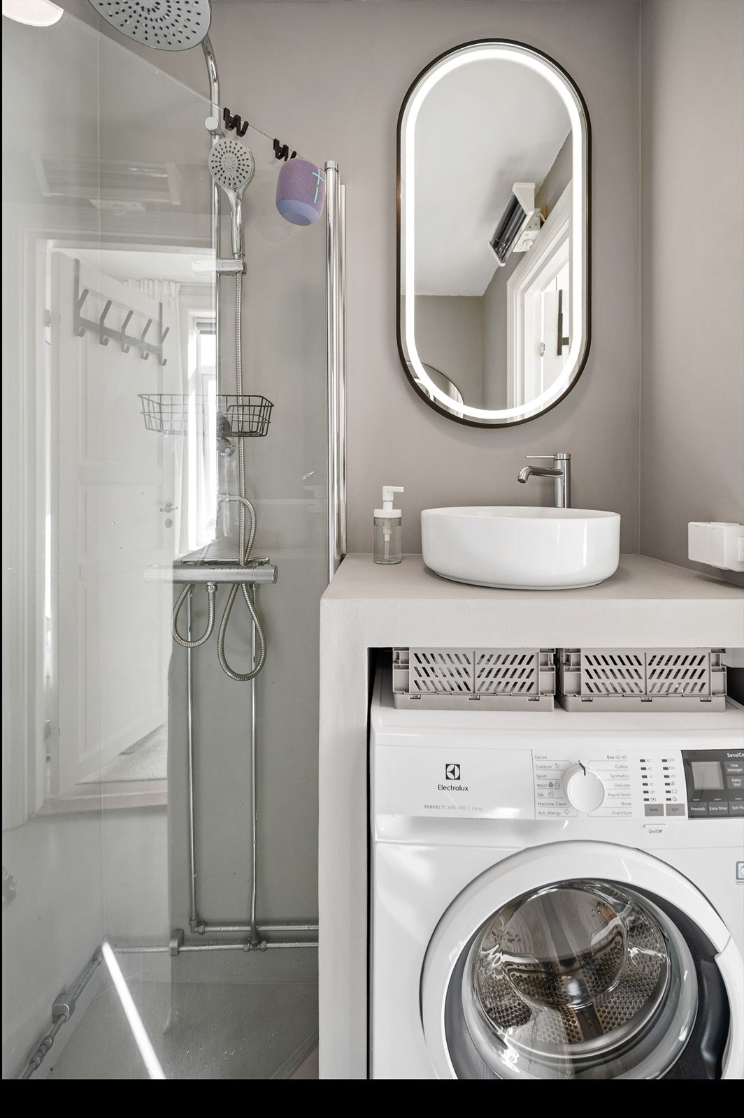 Lekkert bad oppgradert med mikrosement i 2024. Plassbygget baderomsmøbel med nisje til vaskemaskin. Lekker servant, speil med lys og stikkontakter lett tilgjengelig. Galleribilde