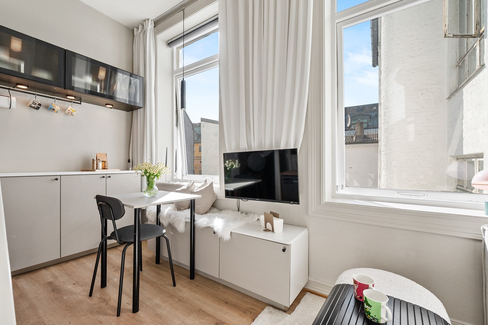 Leiligheten har store vindusflater som strekker seg helt opp til taket. Galleribilde