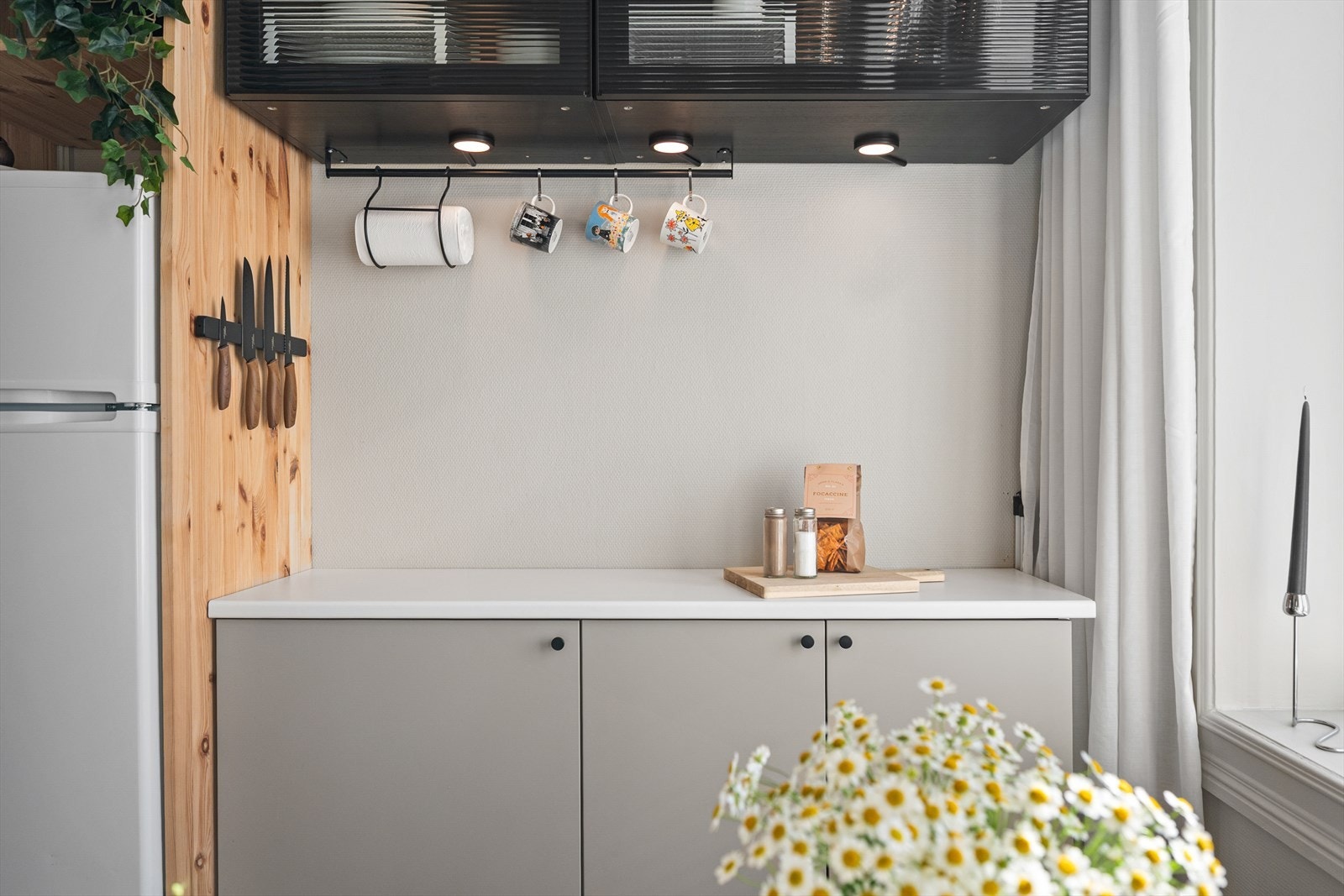 Det er mange gode oppbevaringsløsninger i leiligheten. Kjøkkenet er forlenget med ekstra over- og underskap. Galleribilde