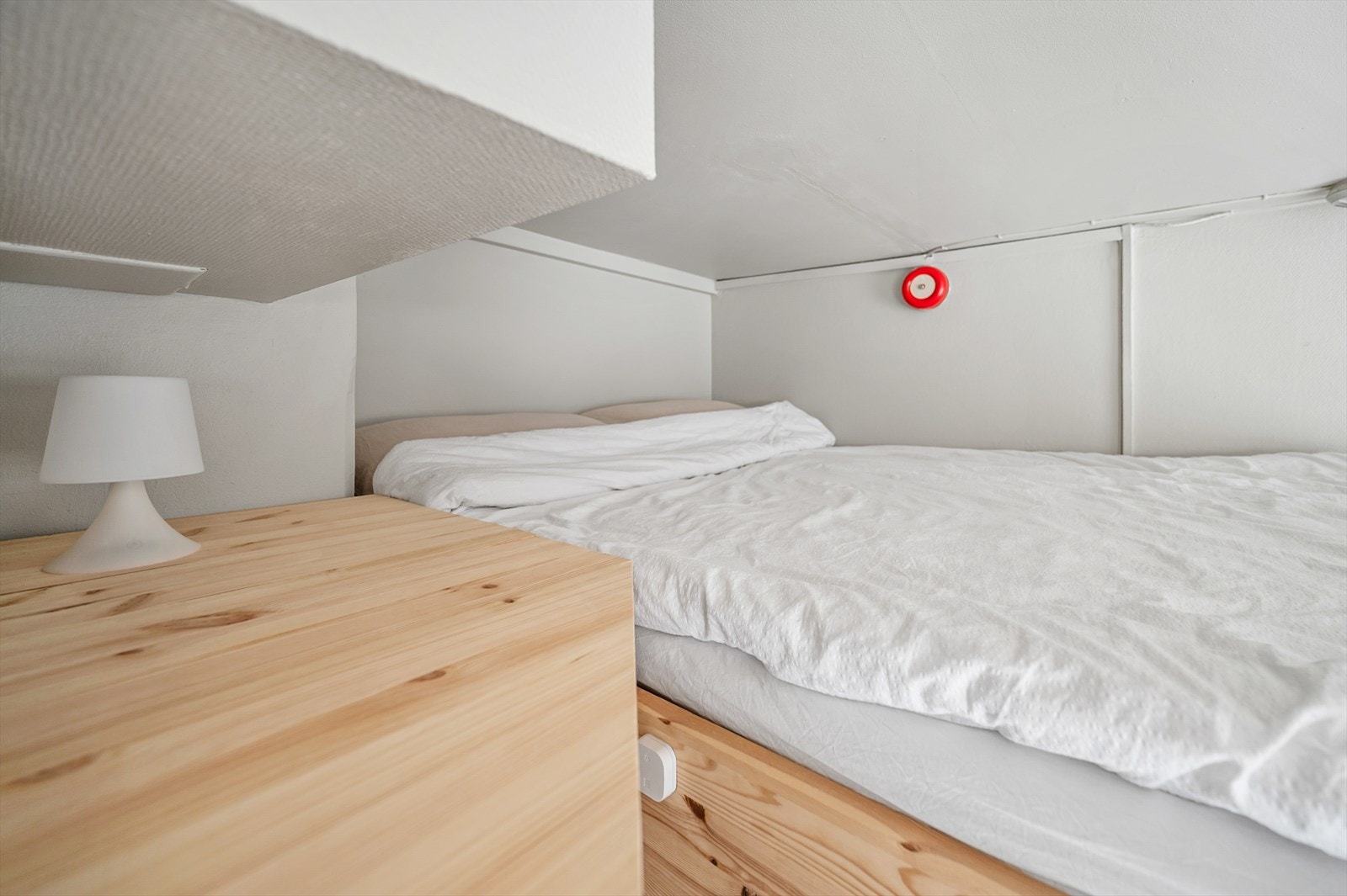 På hemsen er det nattbord og stikkontakt. Du kan også enkelt styre solskjermingen med kontroll fra sengen. Galleribilde