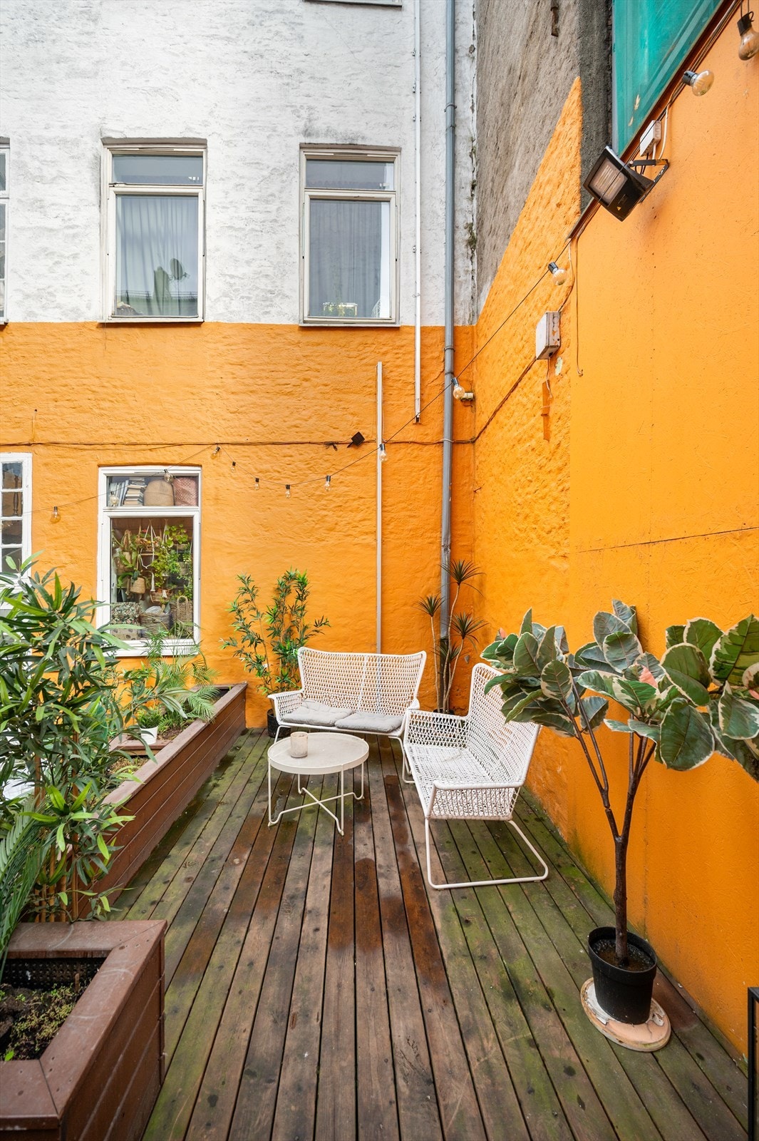 Som beboer har du tilgang til hyggelig bakgård. Her er det platting med utemøbler og planter. Galleribilde