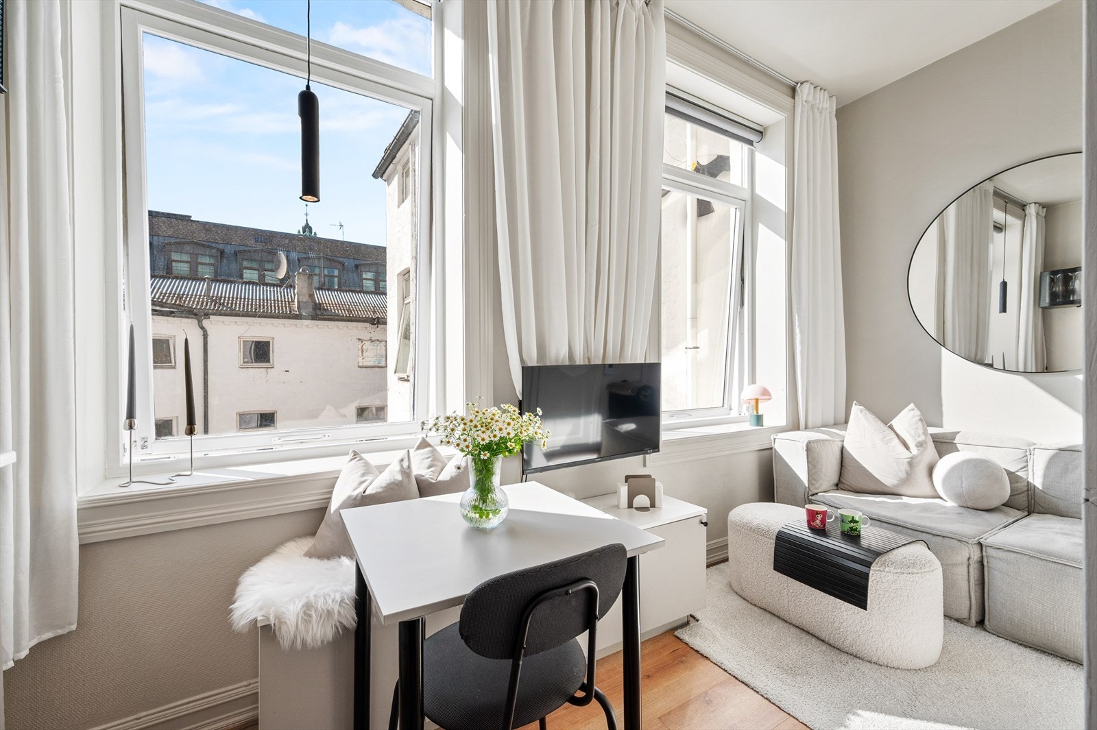 Lekker nyoppusset leilighet. Leiligheten kan overtas møblert om ønskelig. Sofa har smart oppbevaringsrom. Galleribilde