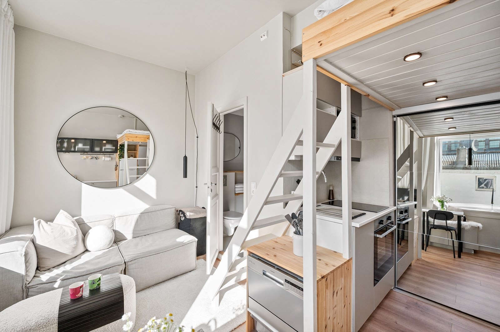 Det er også oppvaskmaskin i plassbygget hylle. Galleribilde