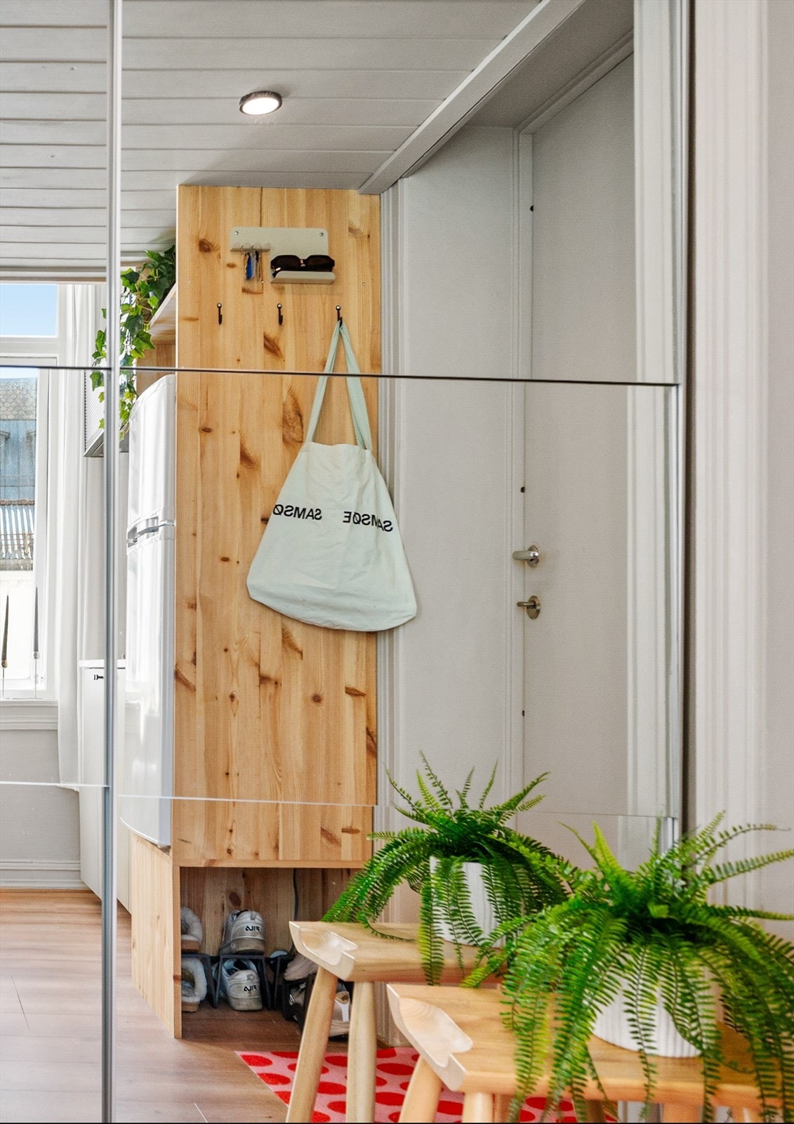 Inngangspartiet er svært praktisk utformet med skyvedørsgarderobe som rommer både ytterklær og hverdagsklær. Det er også en knagger og plass til sko i plassbygget hylle. Galleribilde