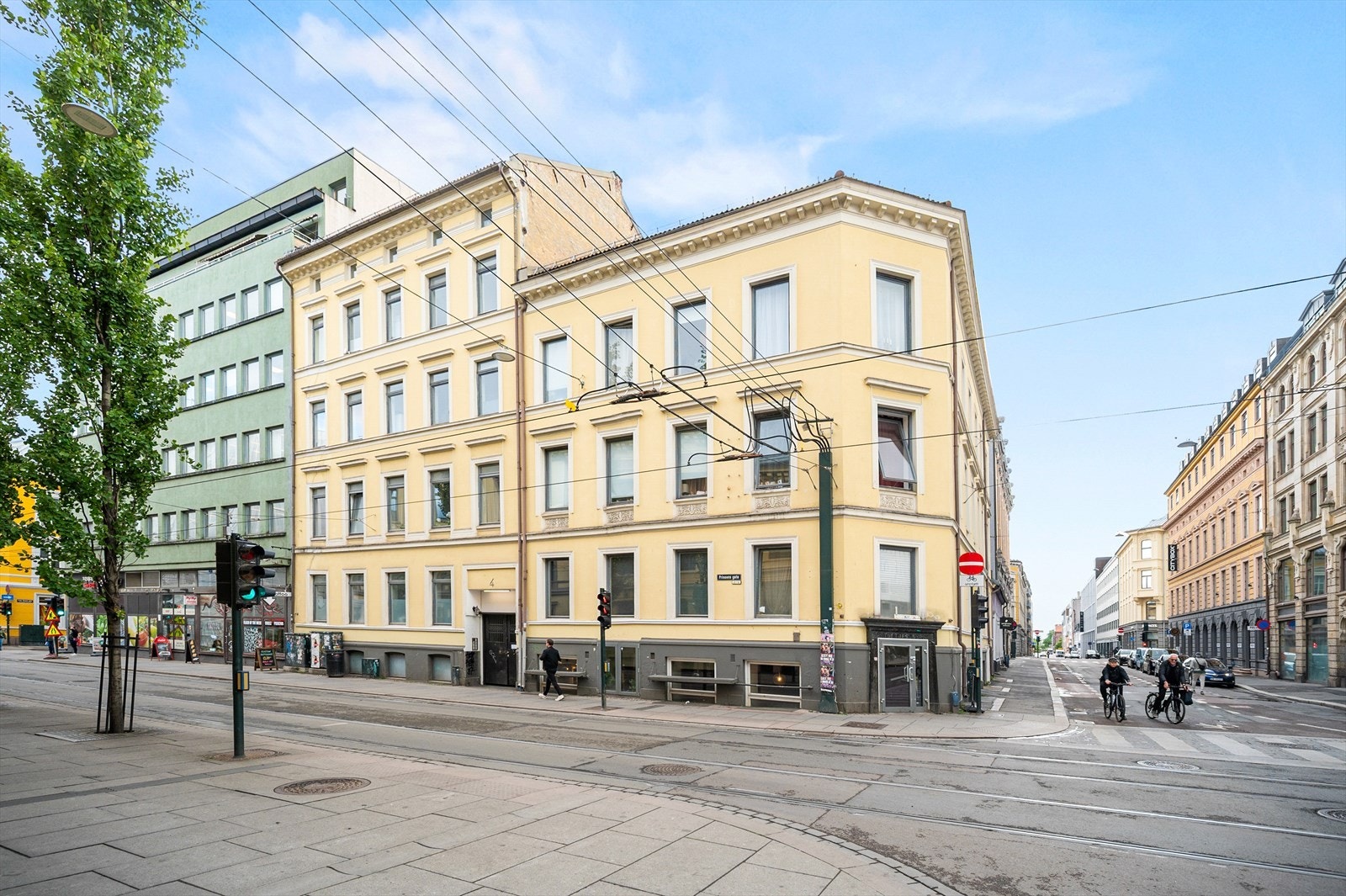 Leiligheten er i bygget innenfor den sorte porten, og du er godt skjermet for bylivet utenfor portene. Galleribilde