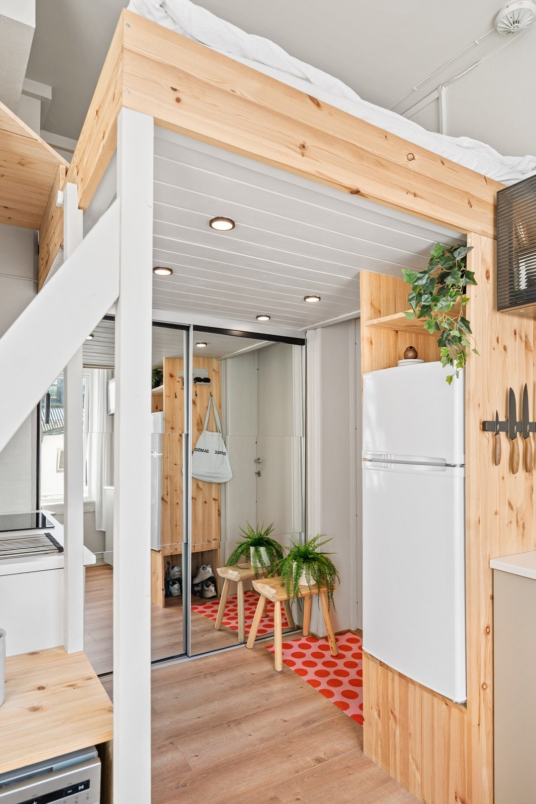 Kombinert kjøl/fryseskap er plassert i plassbygget skap under hems. Galleribilde