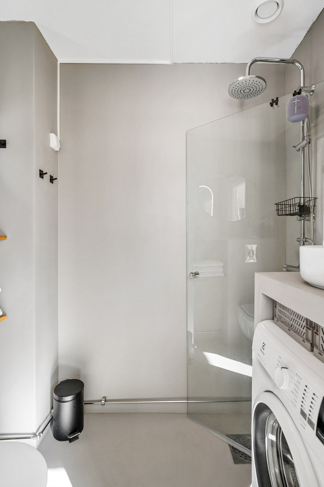 Gulvet er lakket med vannavstøtende hinne for å forlenge badets levetid. Galleribilde