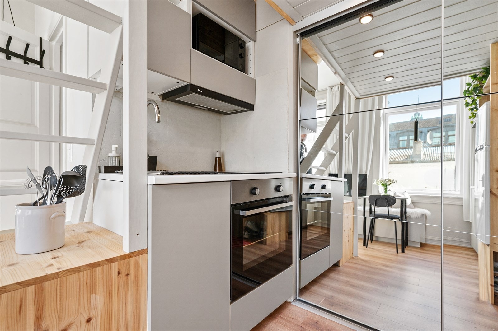 Kjøkkenet er praktisk utformet med stekeovn, koketopp, nedfelt vask og mikrobølgeovn. Galleribilde