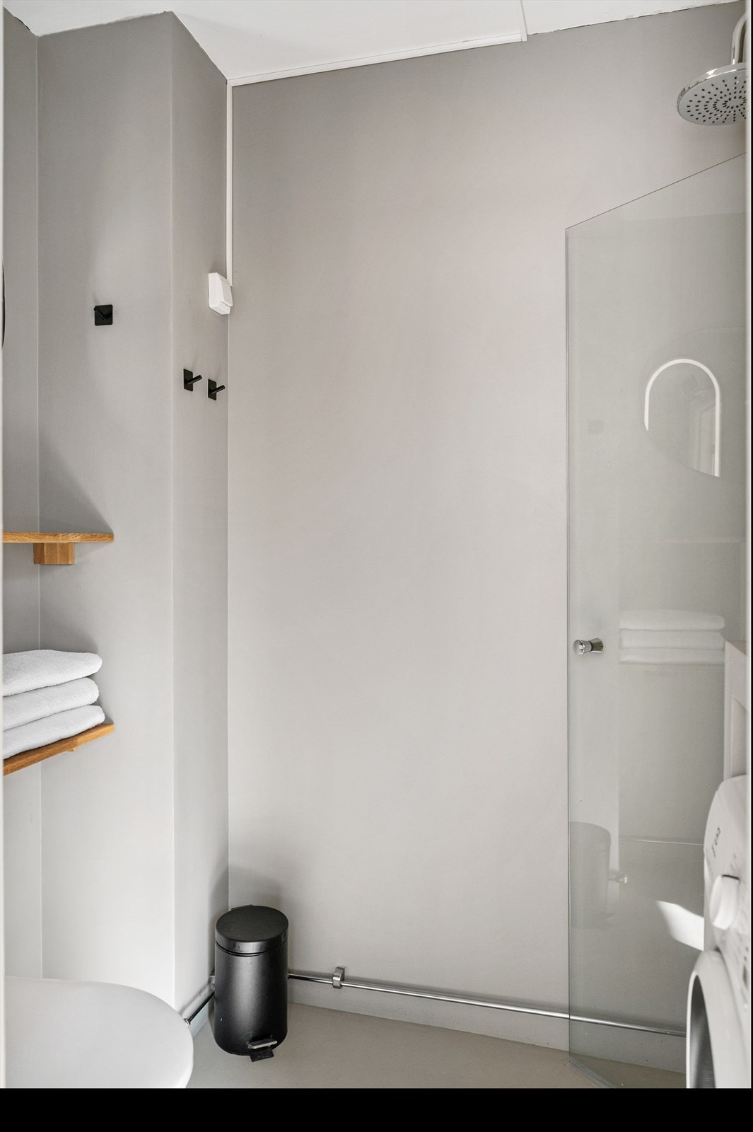 Over toalettet er det pene oppbevaringshyller. Galleribilde