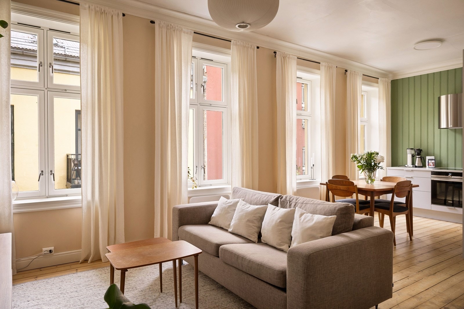 Leiligheten har en fantastisk intern beliggenhet, med indre bakgård på begge sider og dermed skjermet for støy fra gaten. Galleribilde