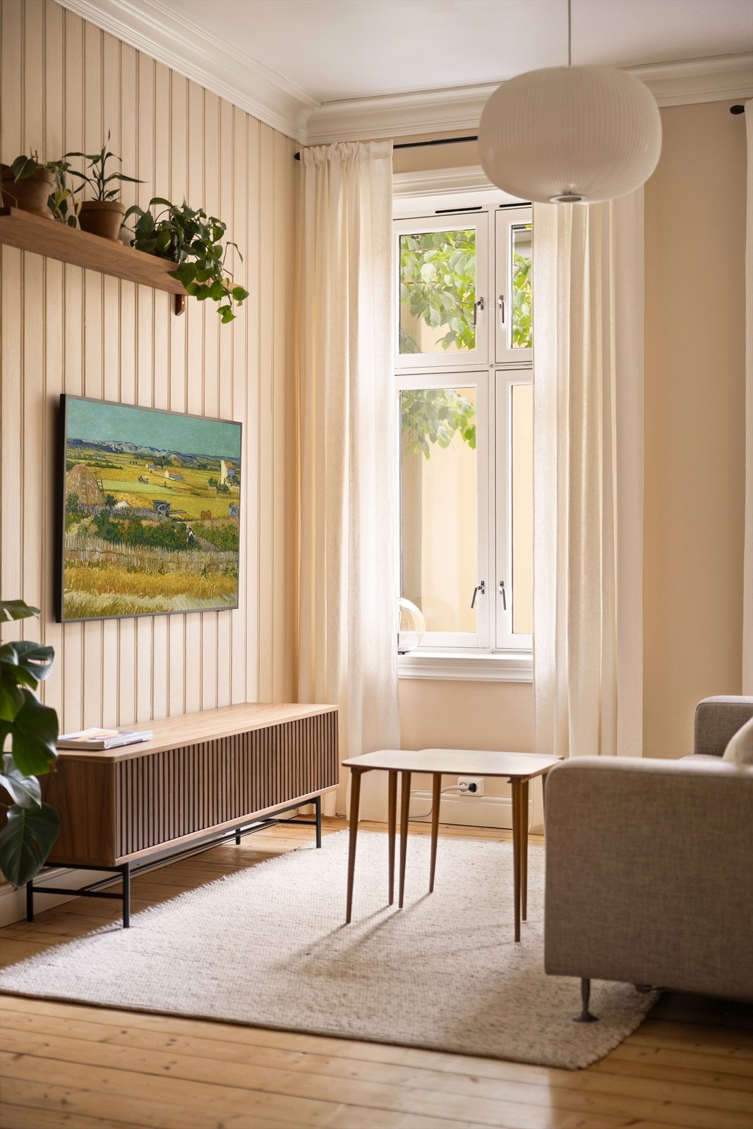 Leiligheten har hele 4 vinduer på rad i stuen, noe som bidrar til rikelig med naturlig lysinnslipp! Galleribilde