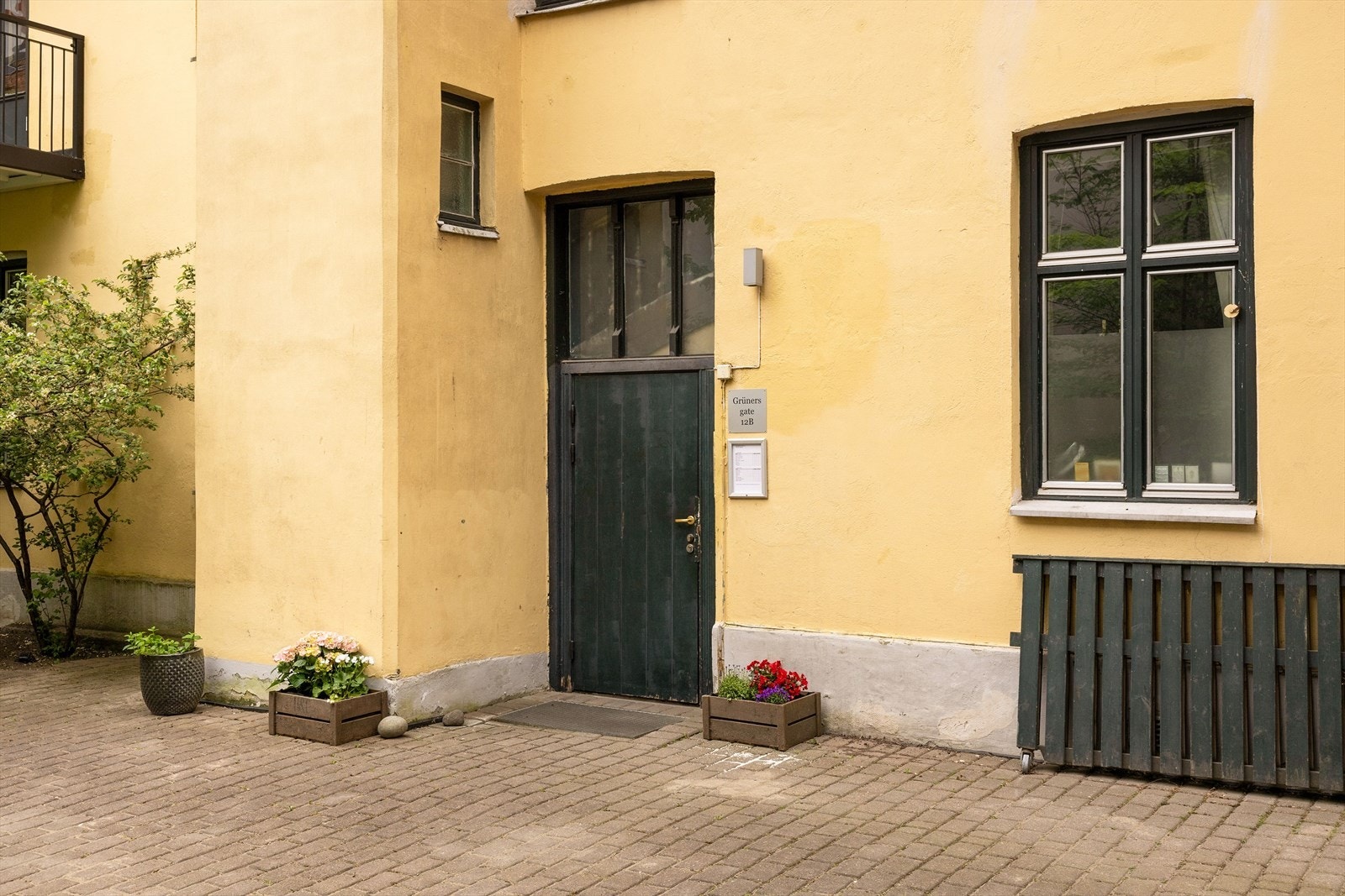 Velkommen til ditt nye hjem - hyggelig inngangsparti i indre bakgård. Galleribilde