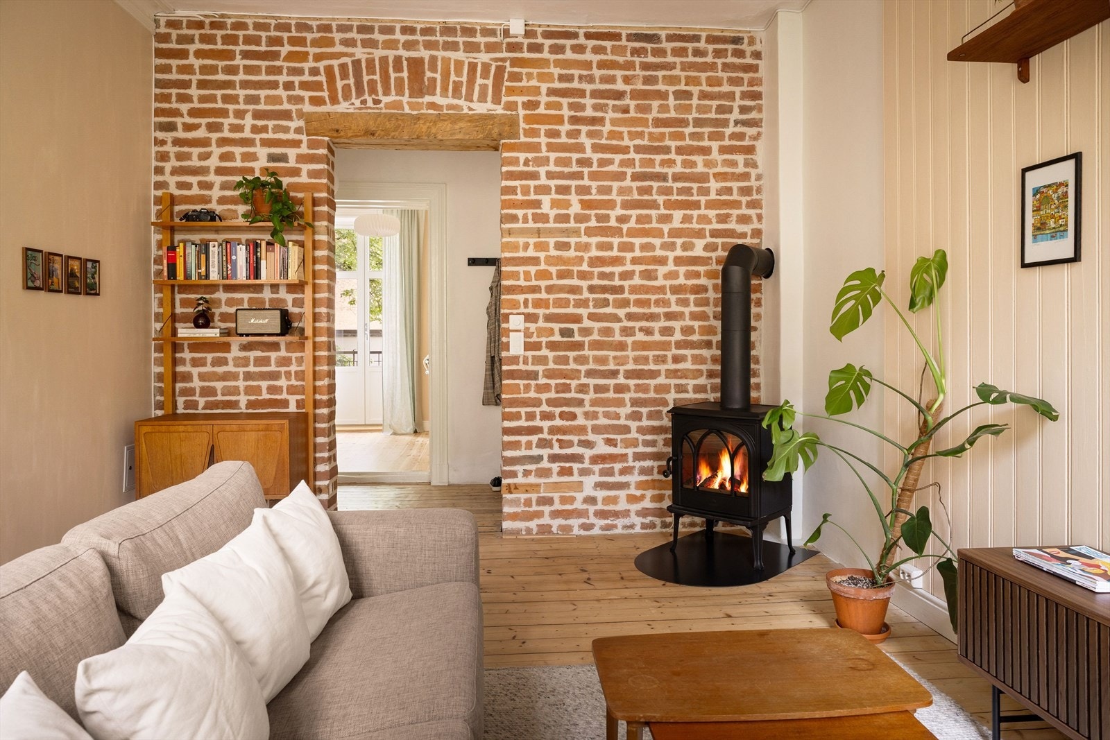 Leiligheten innehar alle de klassiske detaljene du drømmer om: takhøyde, teglstein, originale tregulv, peis, stukkatur, rosett, store bygårdsvinduer med dype karmer og ikke minst, masse sjarm! Galleribilde