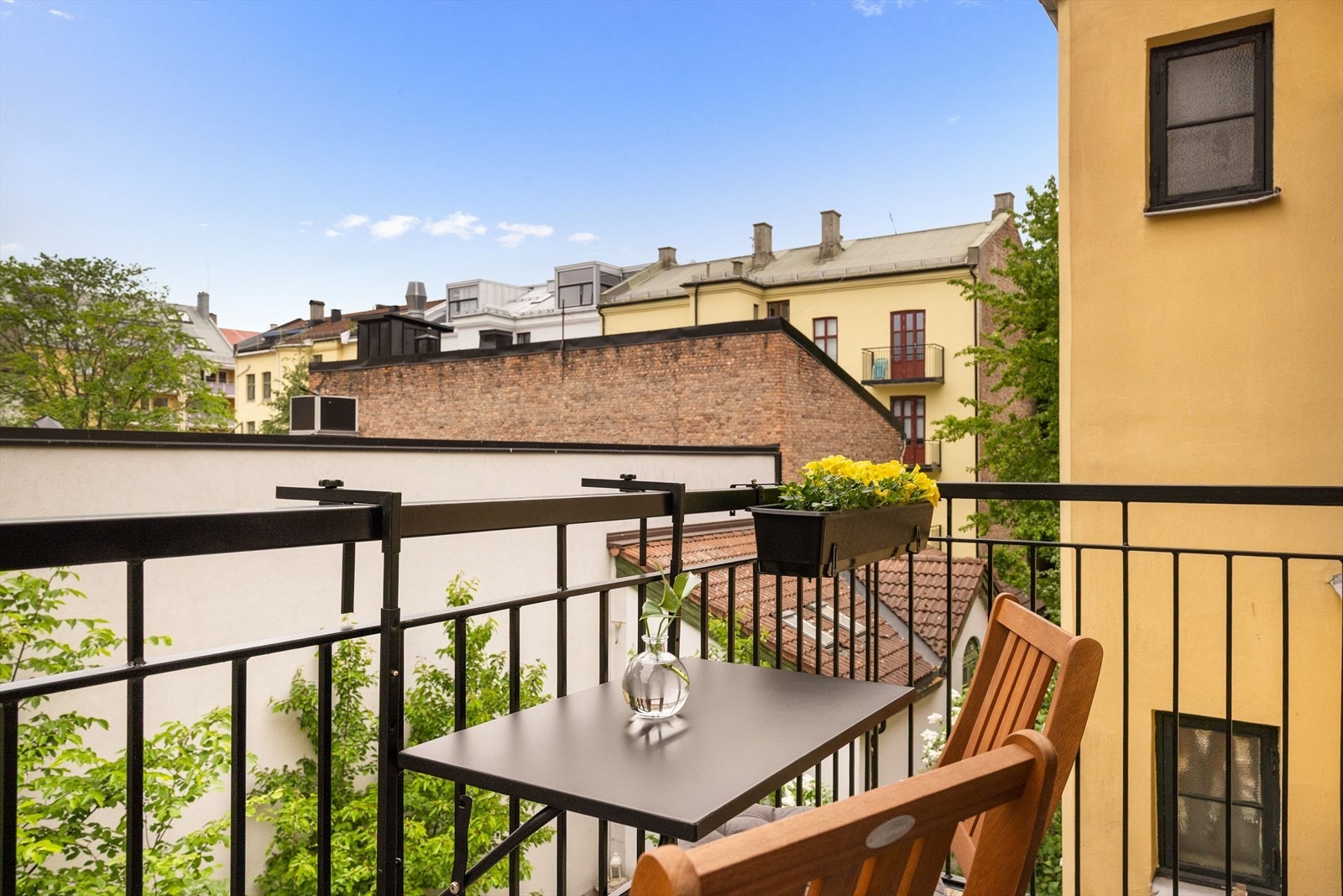 Nordvendt balkong, ny i 2020 med god plass til loungegruppe eller spisebord og stoler. Balkongen er skjermet og privat! Galleribilde