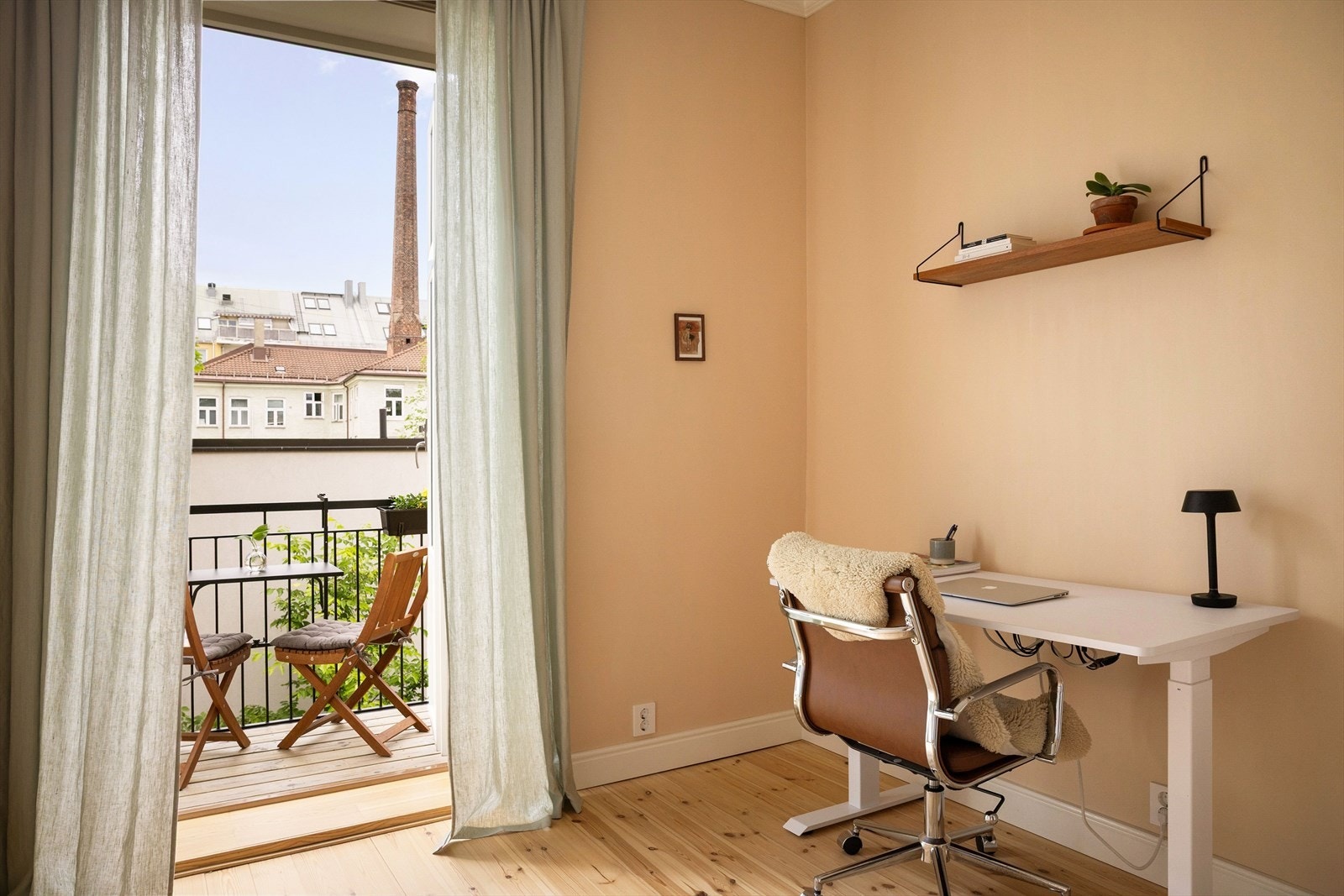 Soverom 2 er også av god størrelse og egner seg godt som både soverom, gjesterom, barnerom eller kontor. Utgang til fantastisk balkong med fritt utsyn! Galleribilde