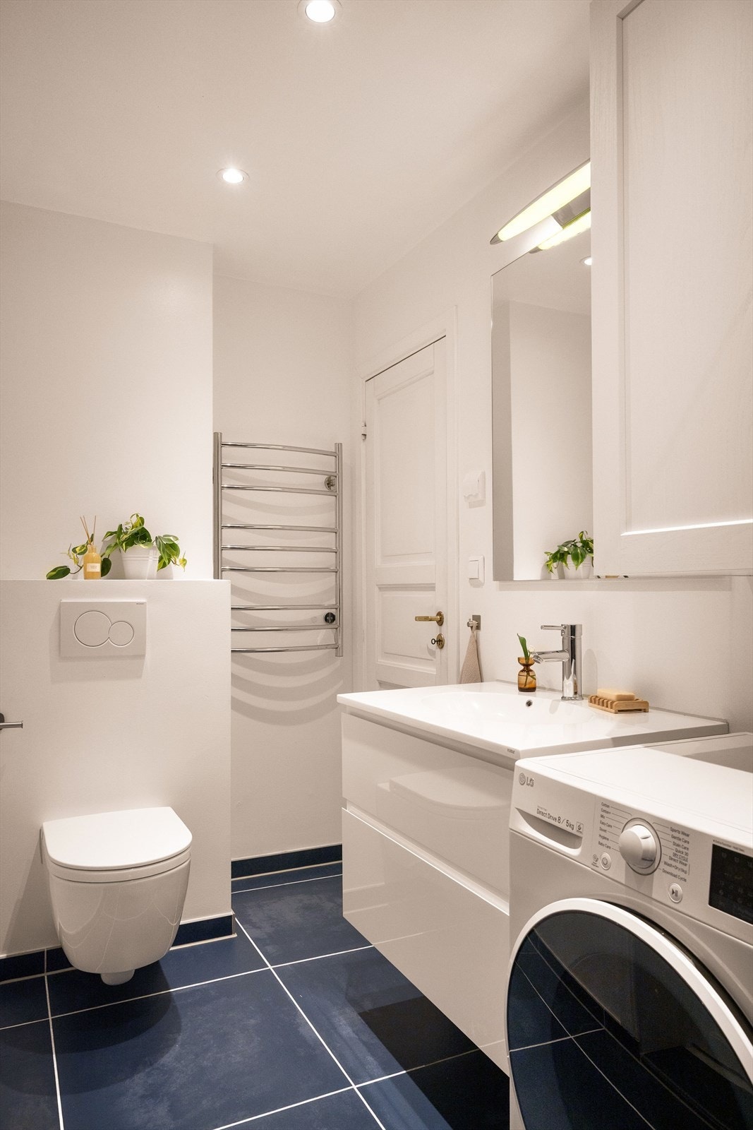 Pent og romslig bad, nytt i 2018. Badet har malte flater på vegger og fliser på gulv med elektriske varmekabler. Galleribilde