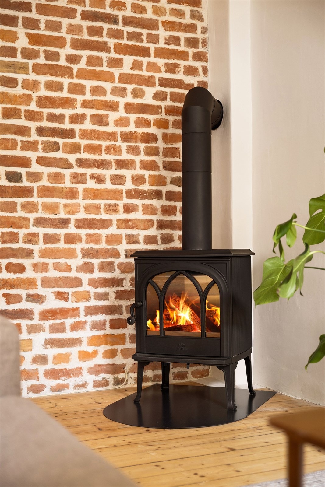 Ny peisovn fra 2022 som varmer godt på kalde vinterdager, i tillegg til å bidra til lavere strømforbruk. Galleribilde