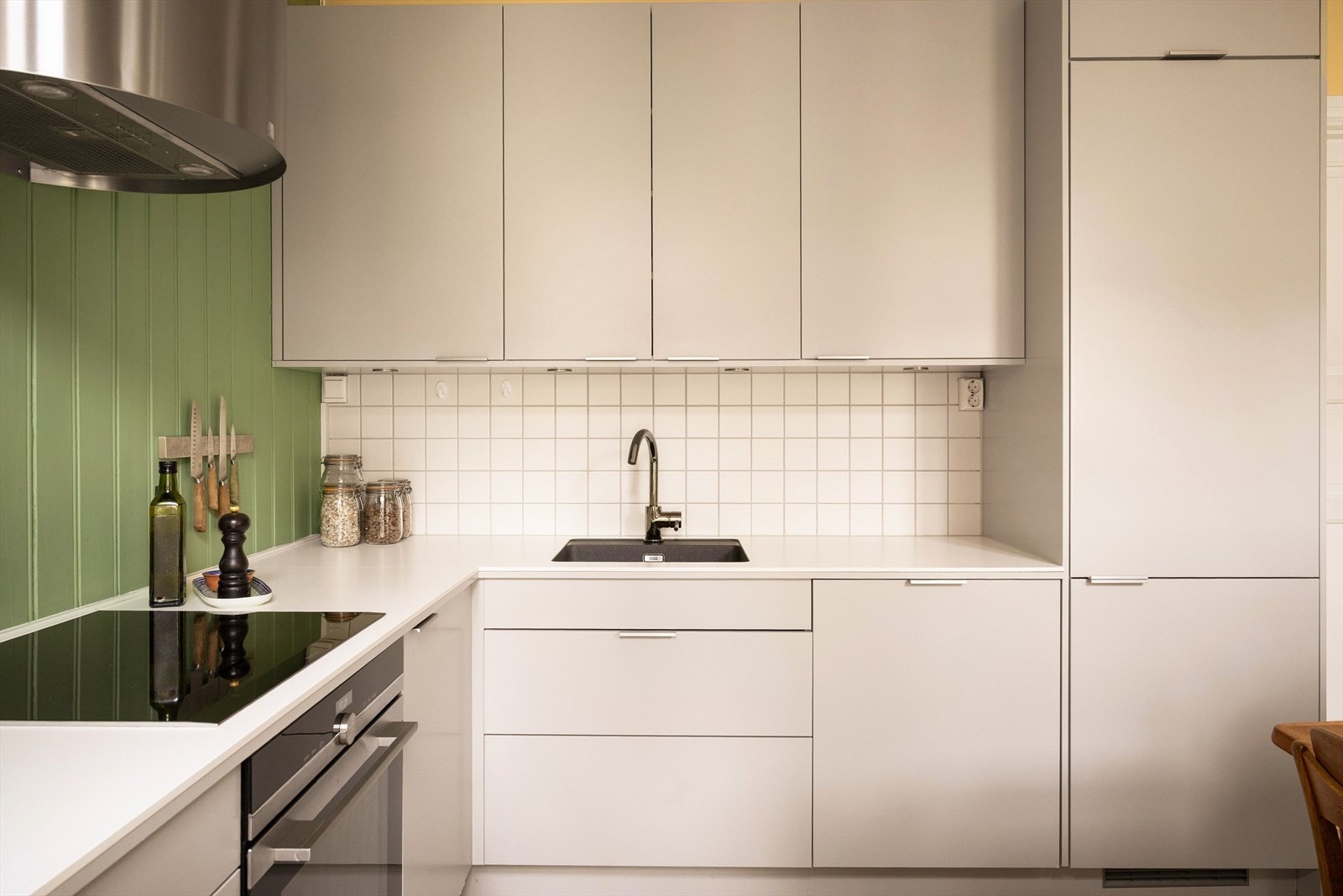 Godt med skap- og benkeplass for deg som er glad i å lage mat. Galleribilde