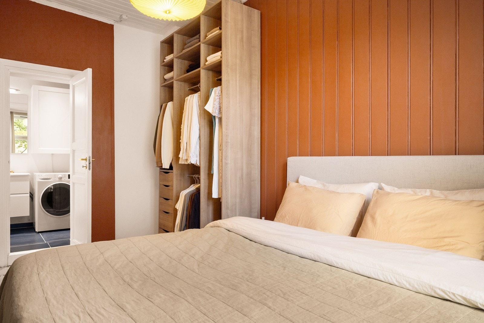 Det er adkomst til badet fra både kjøkkenet og soverommet, svært praktisk i hverdagen. Galleribilde