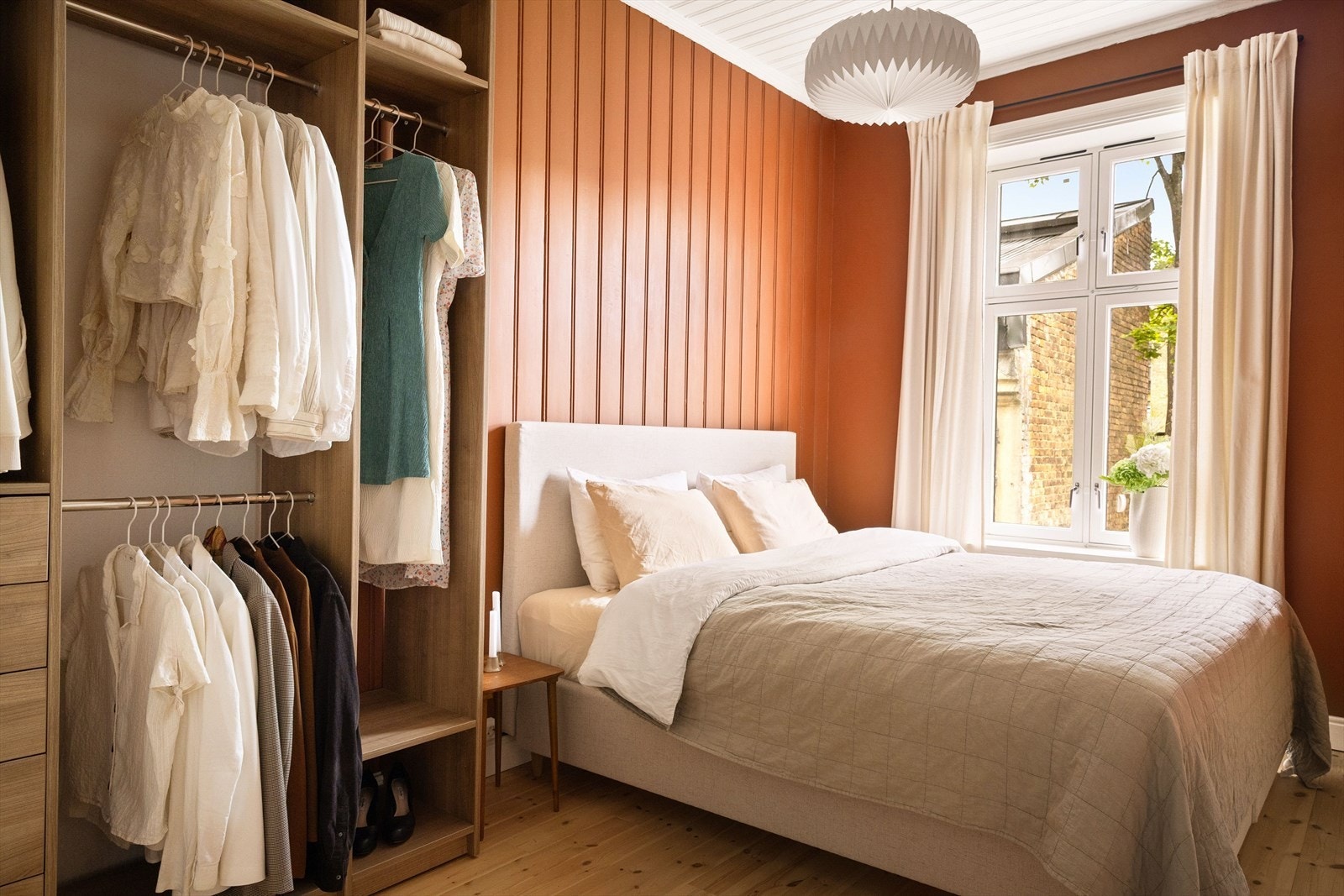 Meget romslig hovedsoverom med god plass til stor dobbeltseng, nattbord på begge sider og ønskelig garderobeløsning. Galleribilde