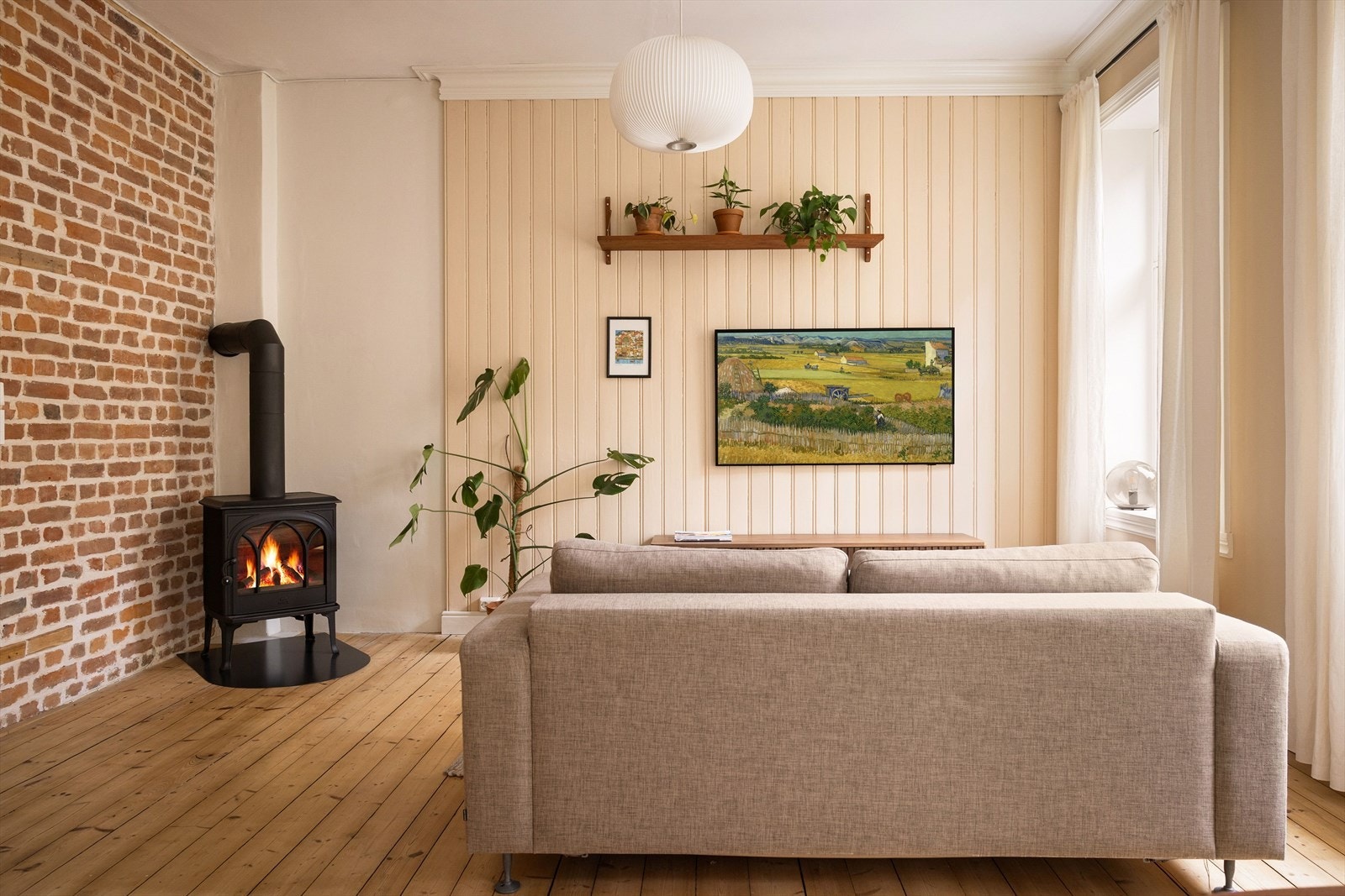 Veldig hyggelig stue hvor du kan innrede på flere måter uten å sette romfølelsen på spill. God plass til sofagruppe av ønsket størrelse og mediemøbel. Galleribilde