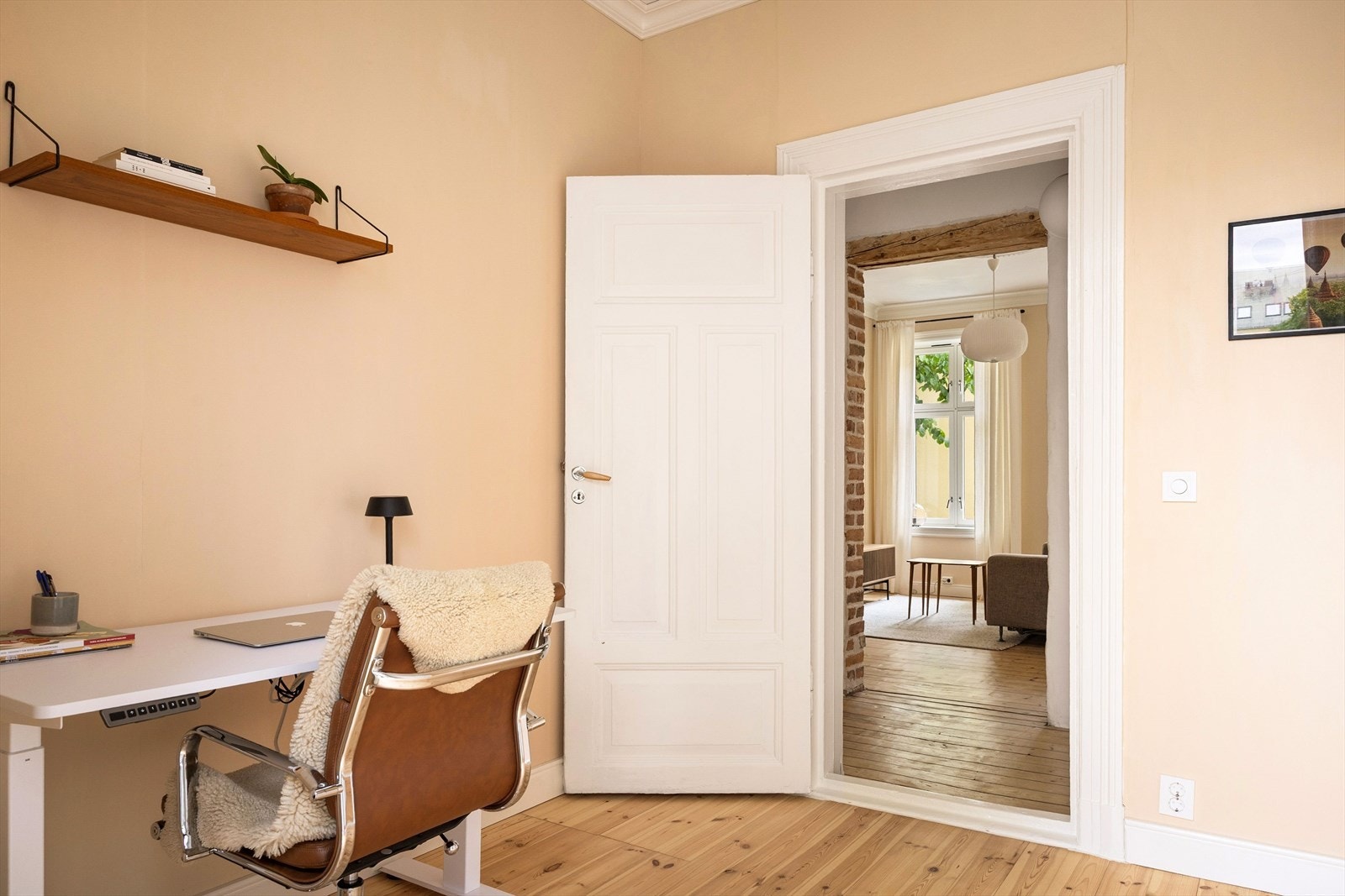 Den gjennomgående planløsningen gjør at leiligheten oppleves lys og luftig fra alle rom, her vil du garantert trives. Galleribilde