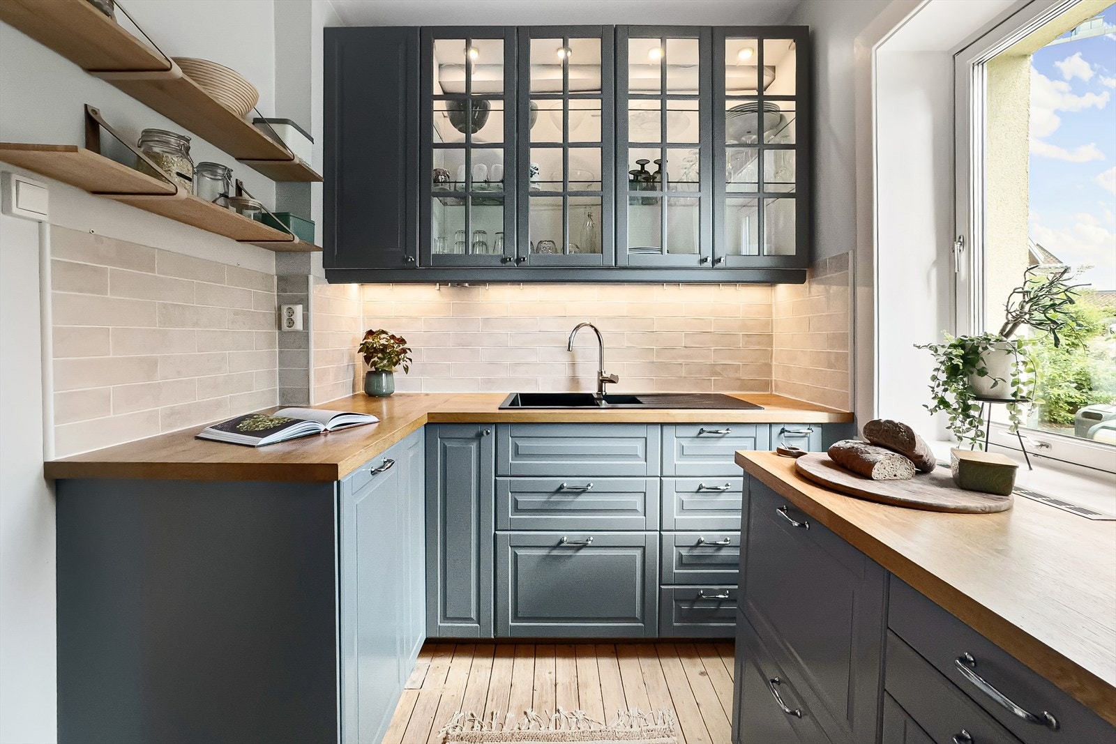 Rikelig lagringsplass i over og underskap, samt benkeplate i treverk med nedfelt oppvaskkum og ettgreps armatur. Galleribilde