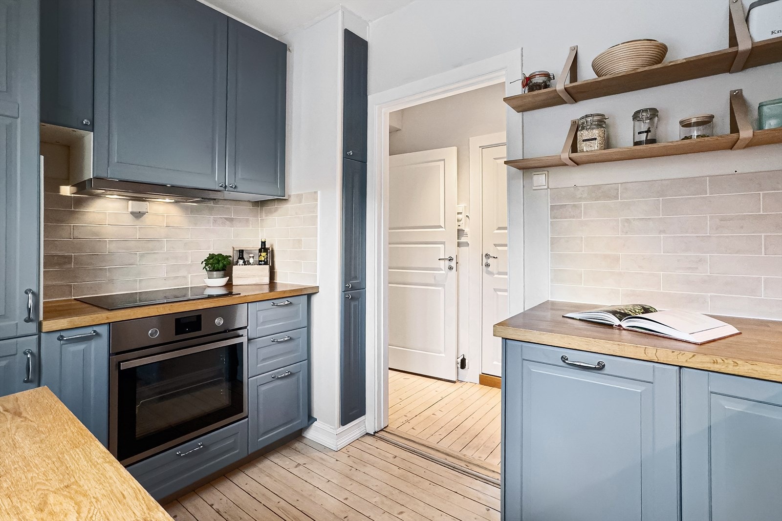 Kjøkkenet vender ut mot et rolig gårdsrom, noe som gir en skjermet og behagelig plass å lage mat. Galleribilde