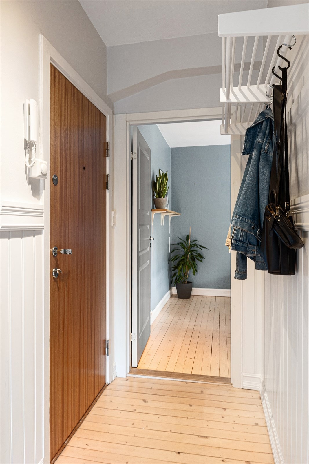Gangen gir et lyst og innbydende førsteinntrykk, med god plass til oppbevaring av yttertøy i form av knagger og god plass til skohylle. Galleribilde
