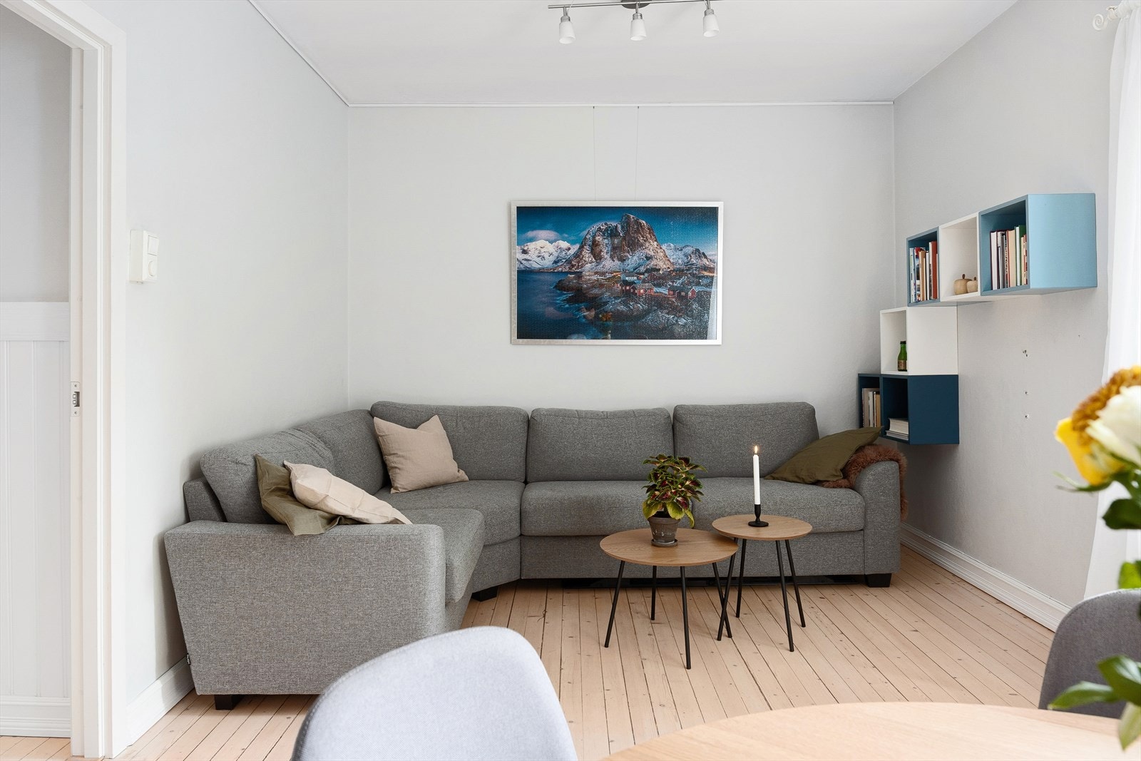 Lys og pen stue med god plass til en større sofagruppe og annet møblement. Galleribilde