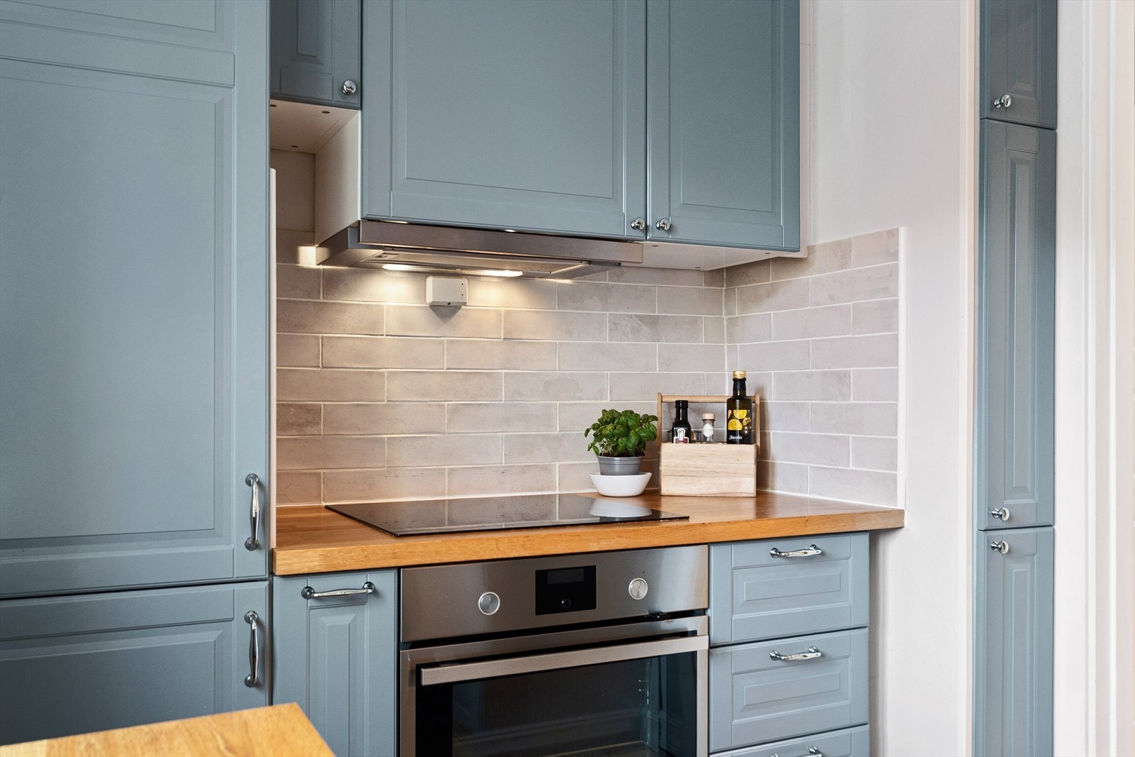 Integrerte hvitevarer: Koketopp, komfyr, kjøleskap og oppvaskmaskin. Kullfiltervifte over stekesonen. Galleribilde