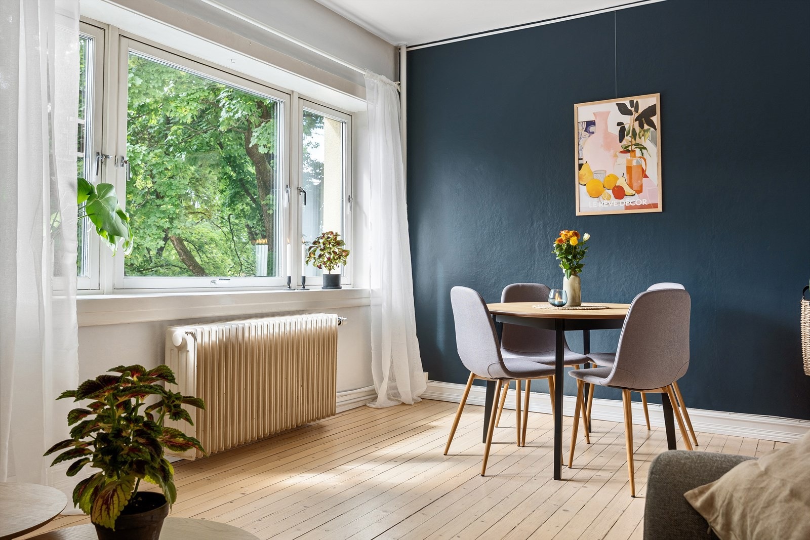 Rommet har rikelig med lys fra større vindusflater og nydelige tregulv. Galleribilde