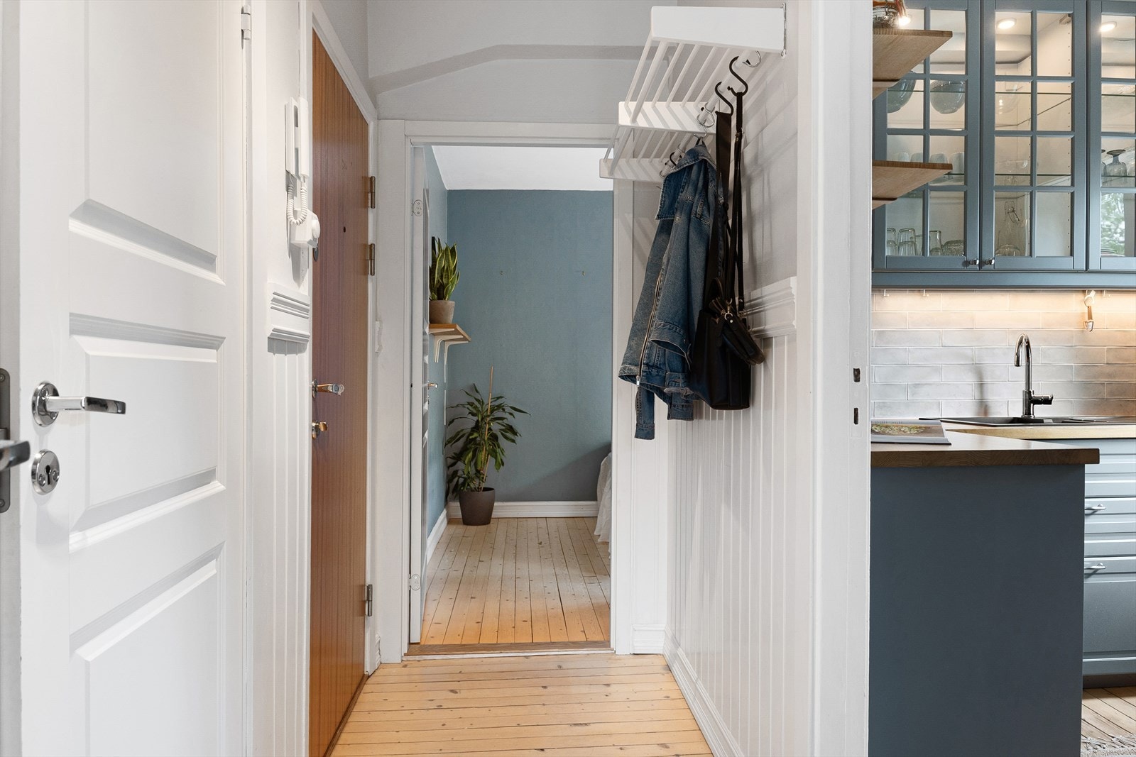 Den har en sentral plassering i leiligheten, som bidrar til en naturlig og god romflyt. Her finner du også boligens porttelefon. Galleribilde