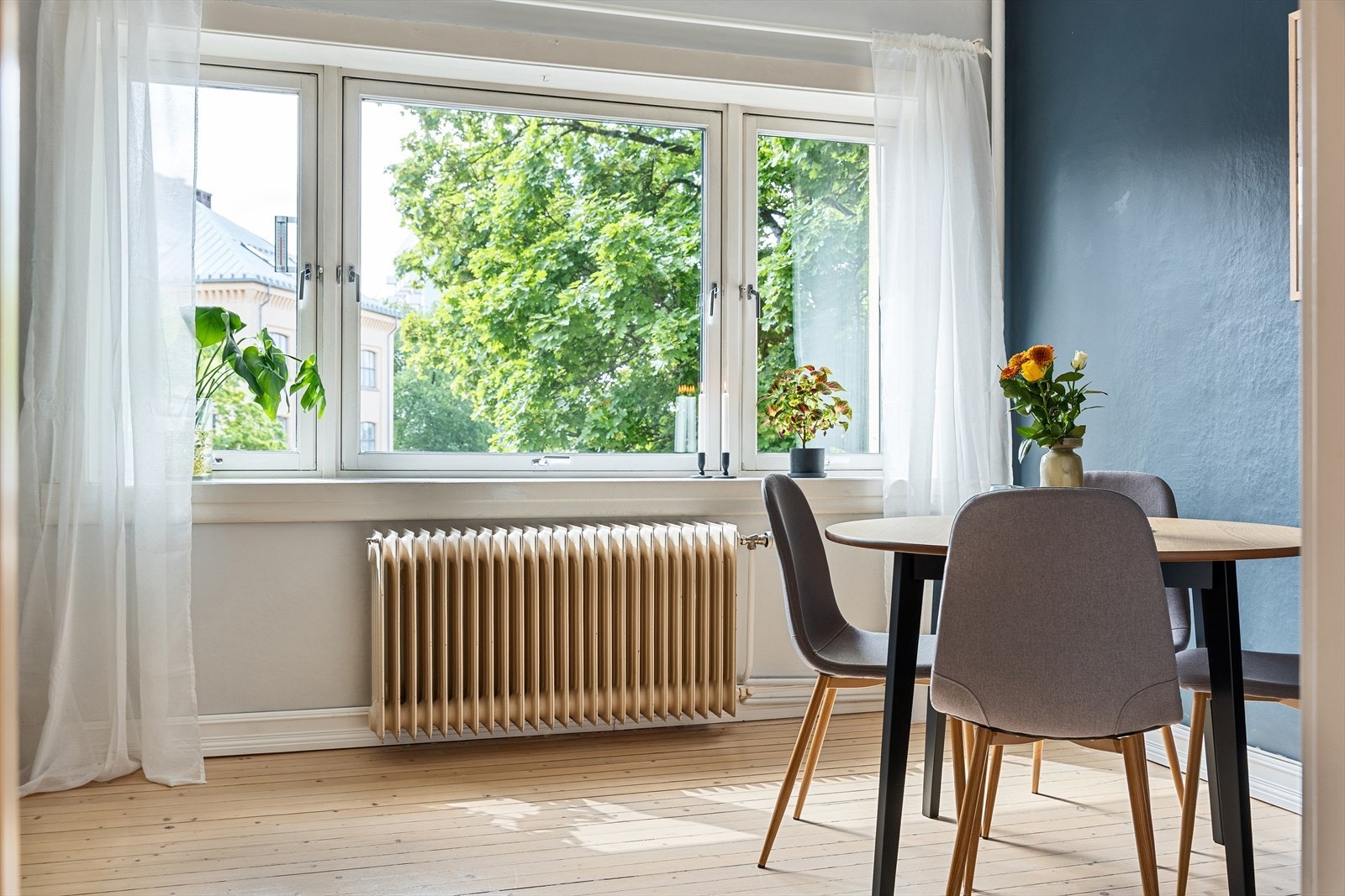 Det er plass til et hyggelig spisebord, perfekt for koselige måltider med venner og familie. Galleribilde