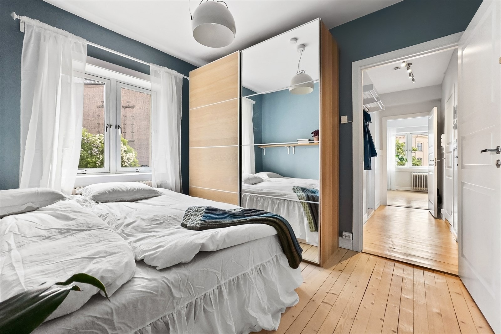 Romslig soverom med plass til stor dobbeltseng og garderobeskap. Vendt mot et stille og skjermet gårdsrom. Galleribilde