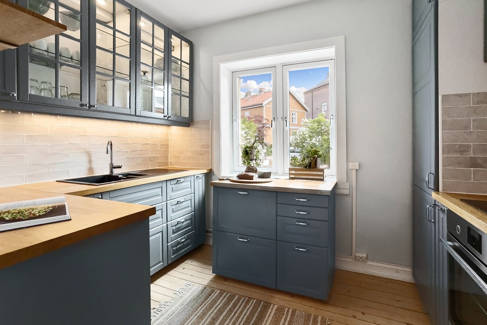 Pent og tidløst kjøkken fra 2017 med praktiske løsninger og god plass. Galleribilde