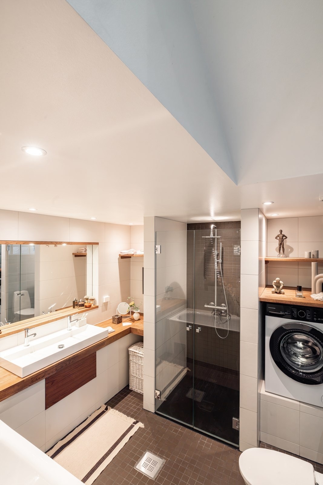 Romslig og stilrent bad, renovert i 2014 med flislagte vegger og gulv med elektrisk gulvvarme. Galleribilde