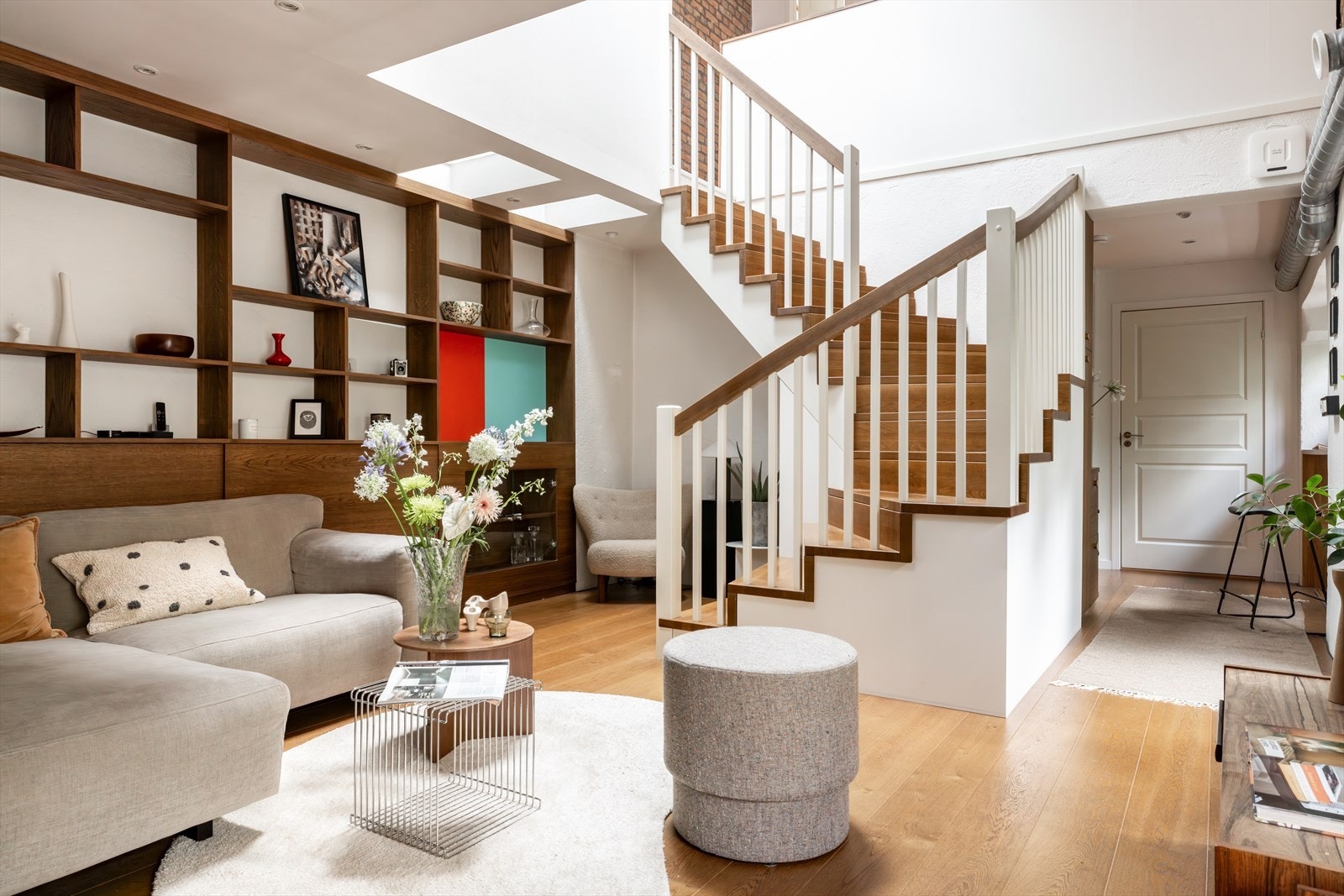 Mørk eikebokhylle som står igjen, tilfører både varme og funksjon til rommet. Galleribilde