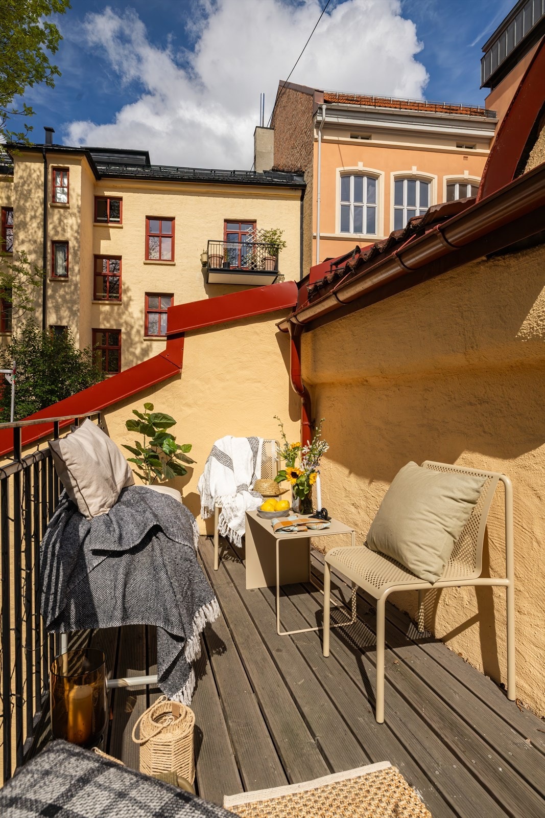 Balkongen har tregulv på balkongdekke og er perfekt for avslapning i kveldssolen. Galleribilde