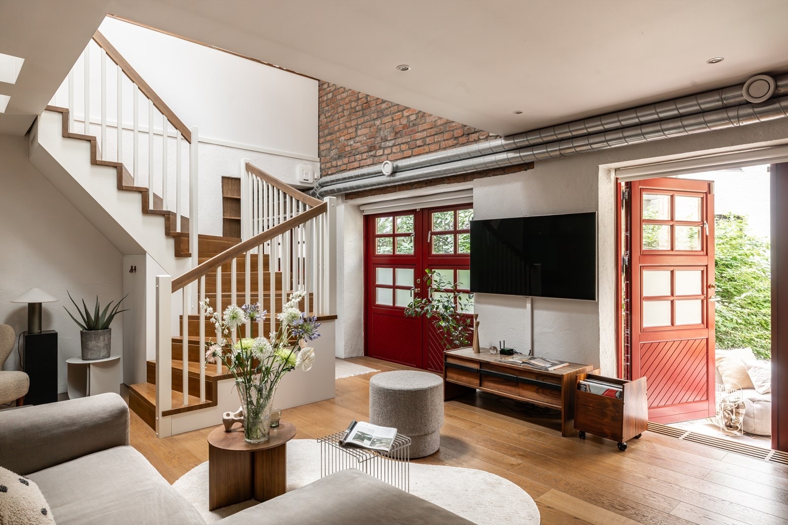 Boligen er en renovert stallbygning over 3 plan med sentral beliggenhet på Tøyen/Enerhaugen. Galleribilde