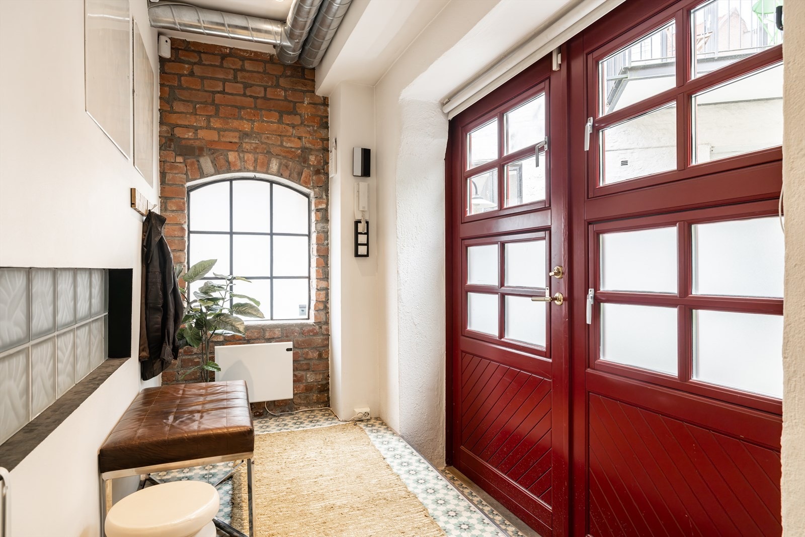 Velkommen inn i en stilfull og innbydende entré med historiske fliser på gulvet og plass til å henge fra seg yttertøy. Galleribilde